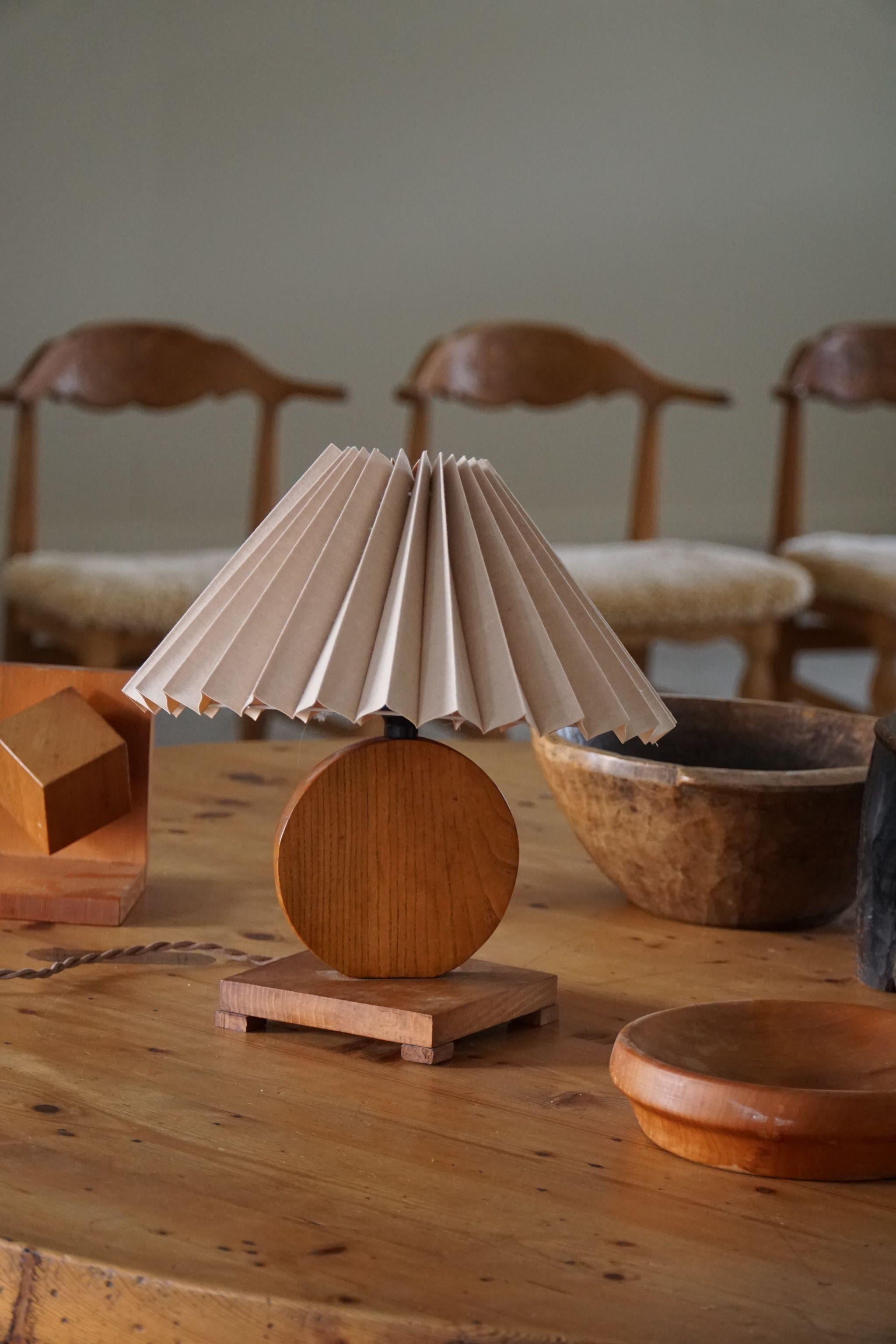 Une lampe de table en bois de chêne du début du 20e siècle. Fabriqué au Danemark. Une belle forme qui complète l'impression générale de cette lampe de table Art déco.

Excellent état vintage. 


