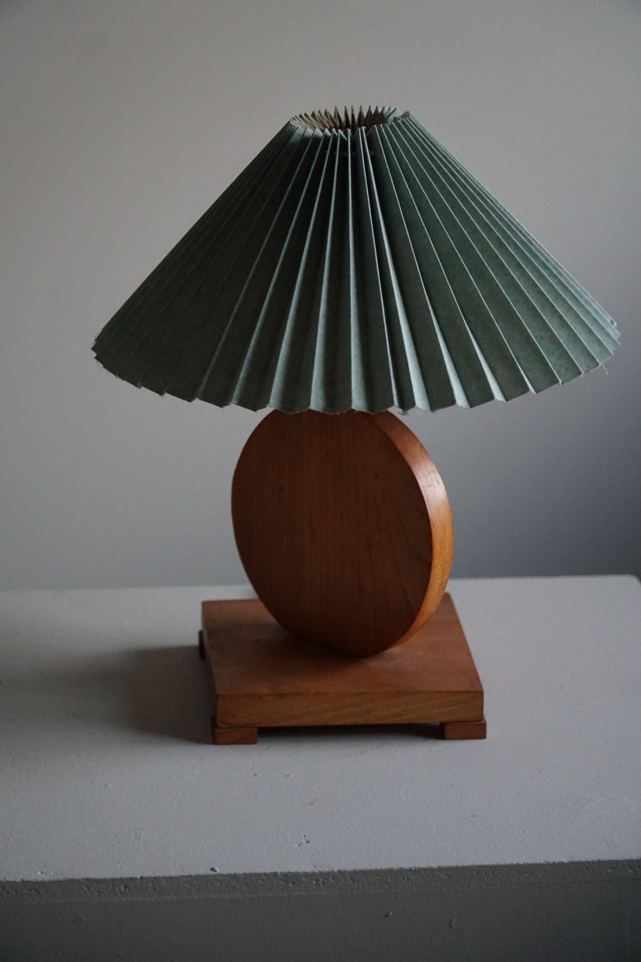 Mid-Century Modern Danish Art Deco Round Wooden Table Lamp in Oak, 1940s For Sale