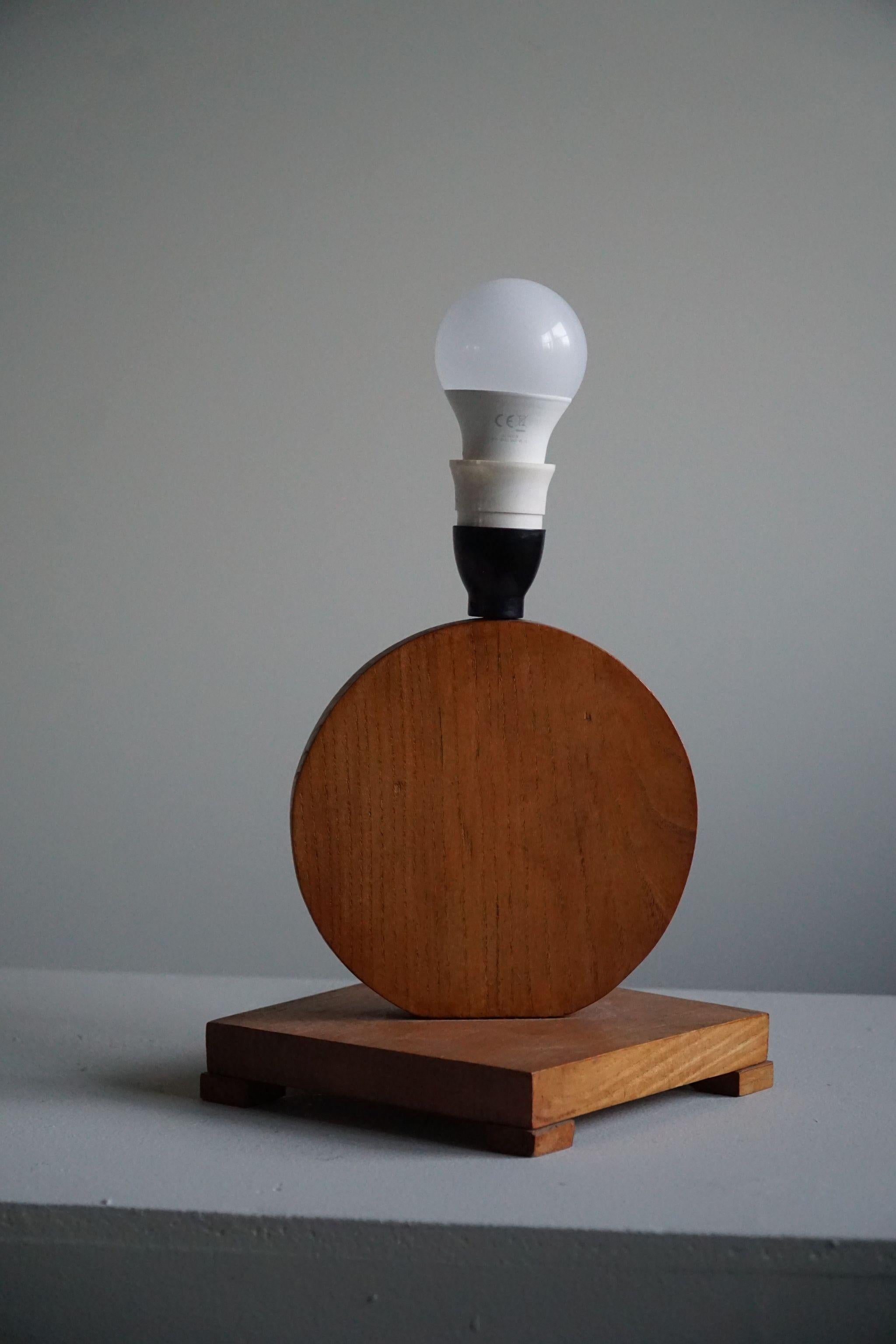 Danois Lampe de bureau ronde danoise Art Déco en bois et chêne - années 1940 en vente