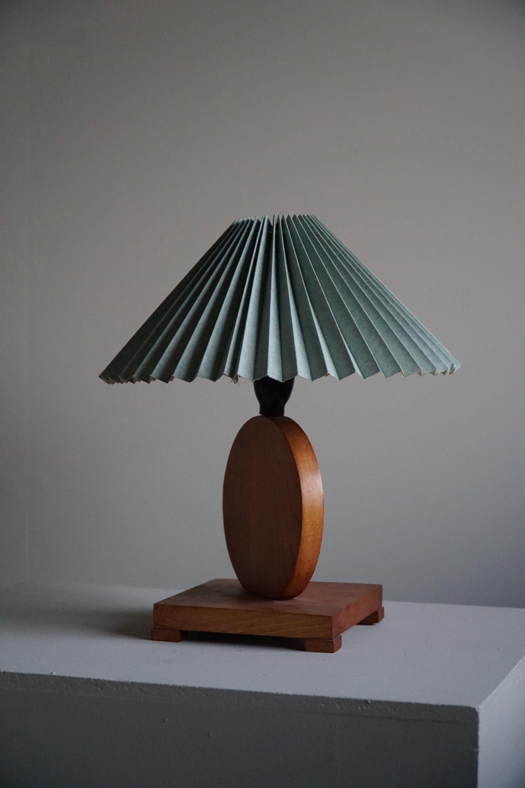 Danish Art Deco Round Wooden Table Lamp in Oak, 1940s In Good Condition For Sale In Odense, DK