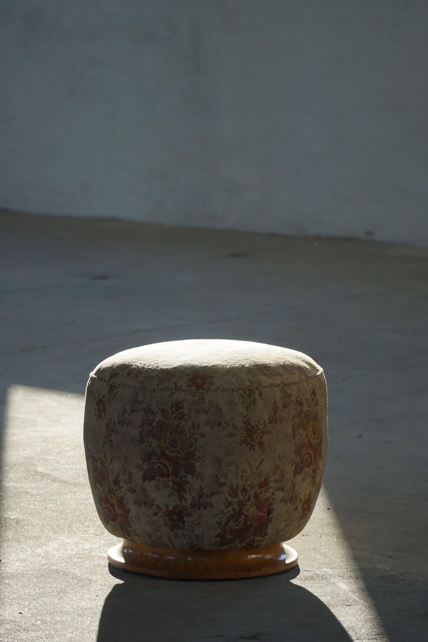 Puf/taburete redondo escultural Art Decó danés de tela y madera de nudo, años 40 en venta 7