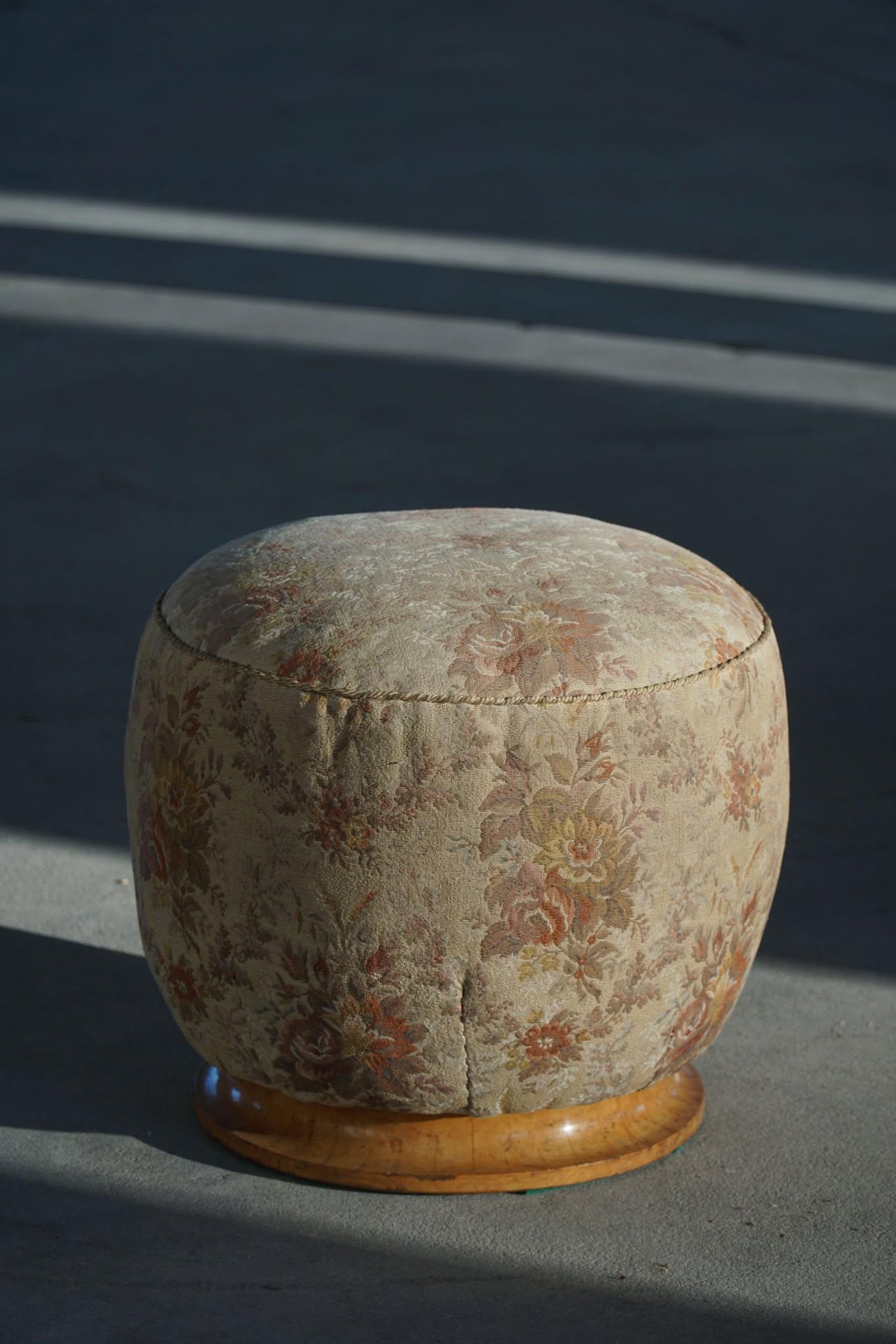 Un lujoso puf / taburete Art Decó danés. Tapizada en un glamuroso tejido de flora con una decadente base de madera burl. Fabricado por un ebanista danés en la década de 1940.

Este hermoso taburete vintage encajará en muchos estilos de interior. Un