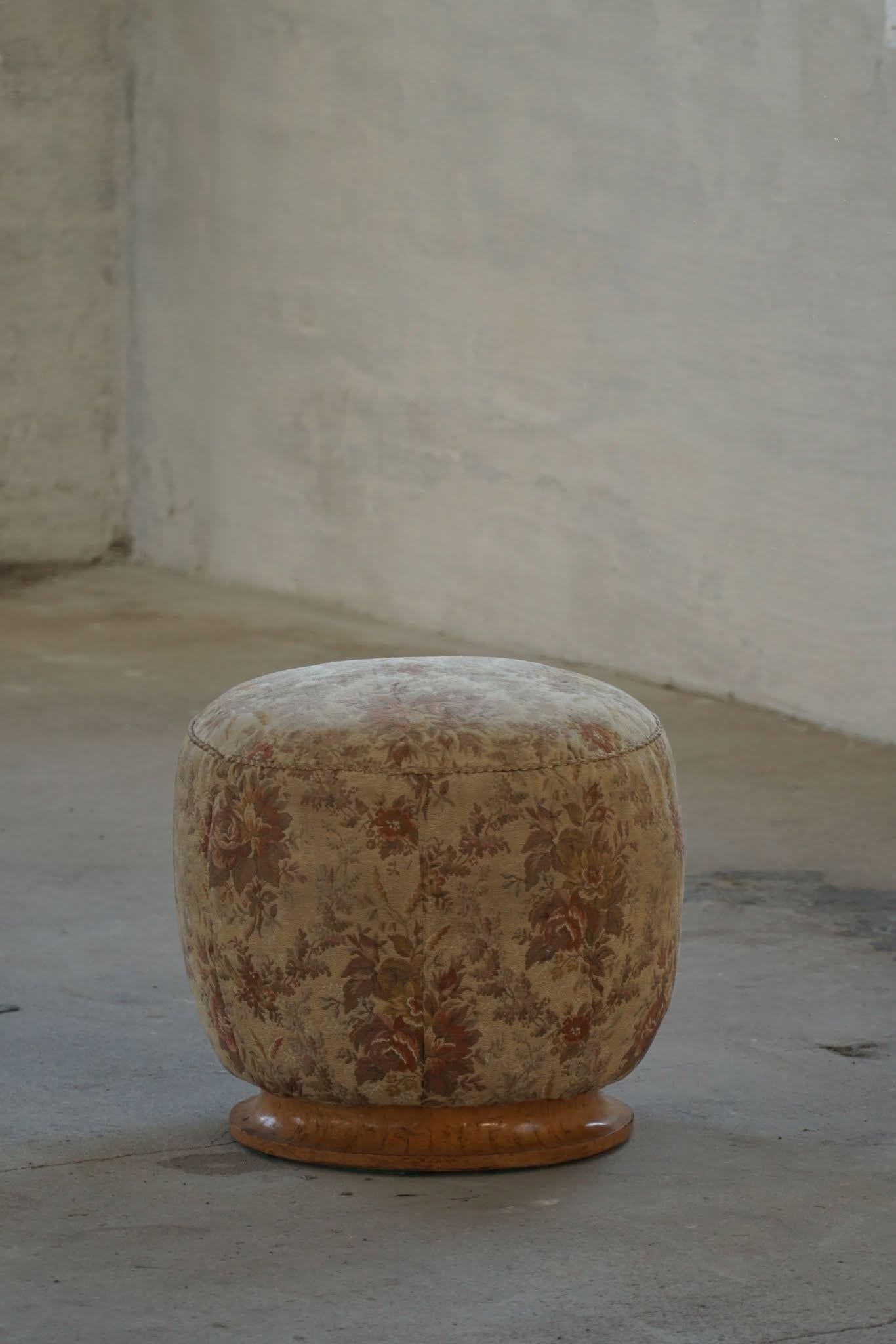 Puf/taburete redondo escultural Art Decó danés de tela y madera de nudo, años 40 Sueco en venta