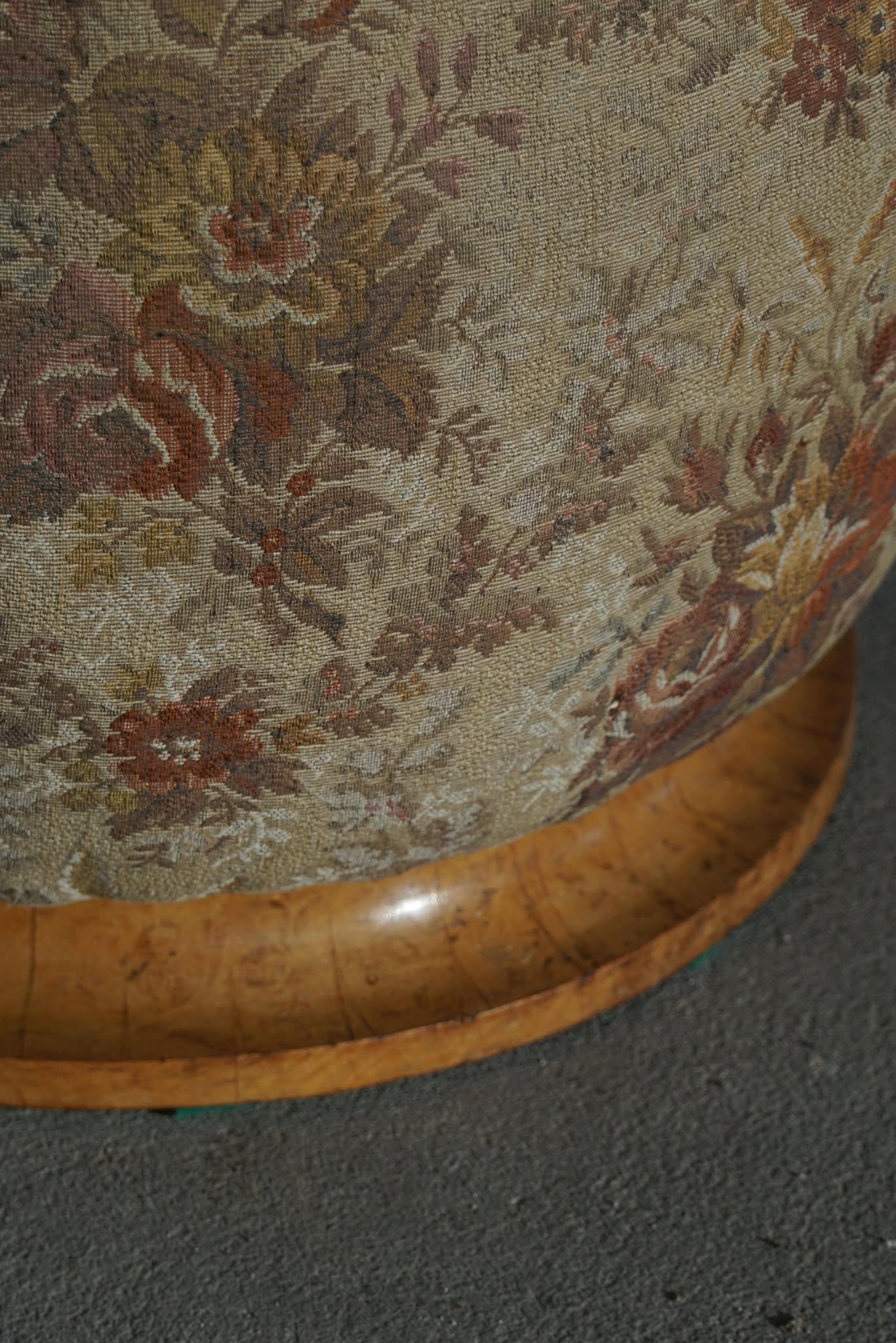 Puf/taburete redondo escultural Art Decó danés de tela y madera de nudo, años 40 en Bueno estado para la venta en Odense, DK
