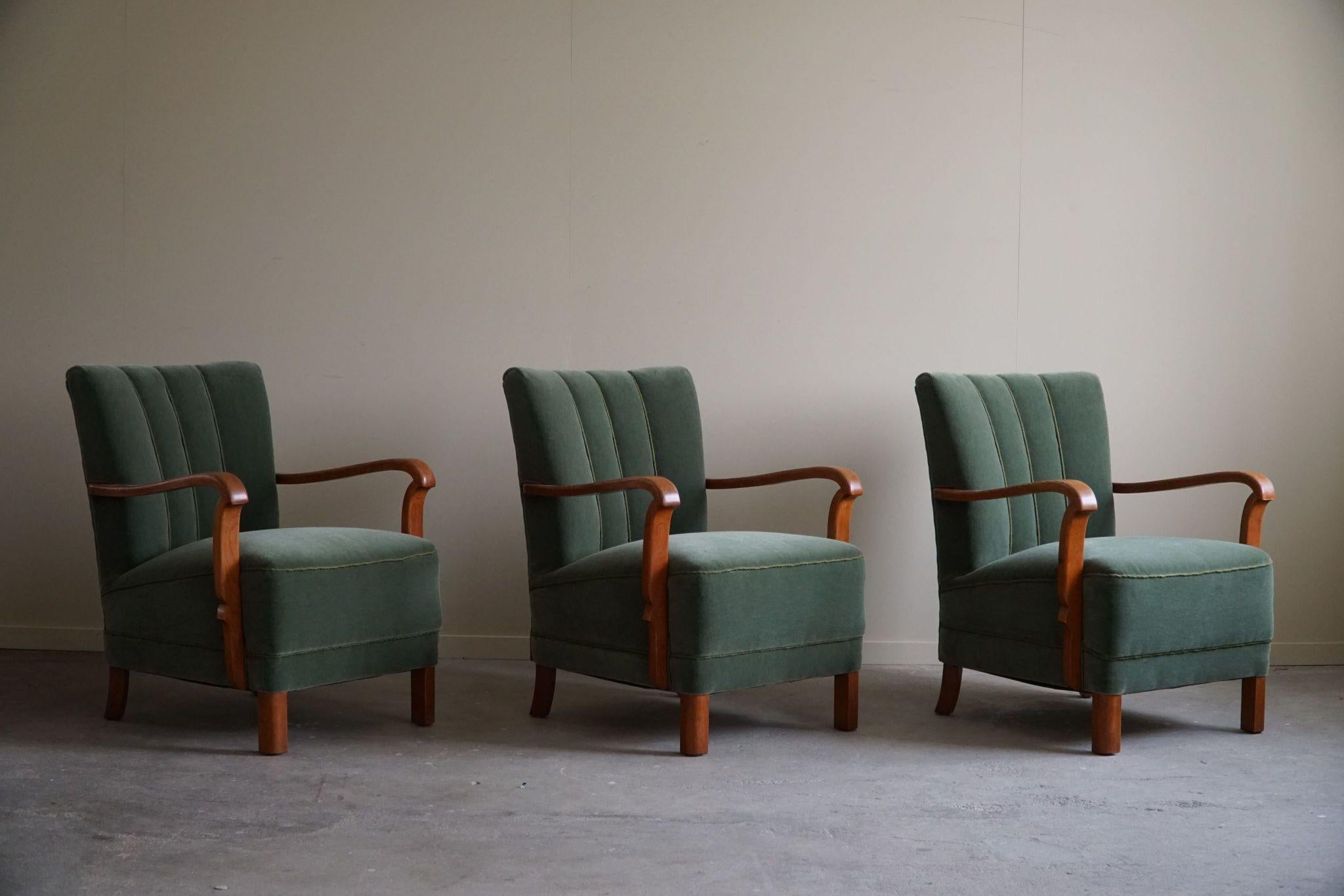Este conjunto de tres sillones Art Decó, fabricados en los años 30 por un hábil ebanista danés, desprende elegancia atemporal y refinada artesanía. Cada silla está construida con reposabrazos y patas de roble macizo, mostrando el rico veteado