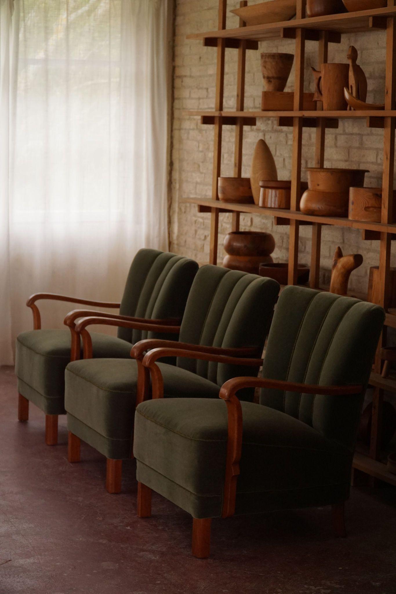 Art Decó danés, juego de 3 sillones de roble, retapizados en mohair verde, años 30 en venta 1