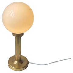 Lámpara de mesa danesa de latón estilo Art Déco con globo de cristal opalino