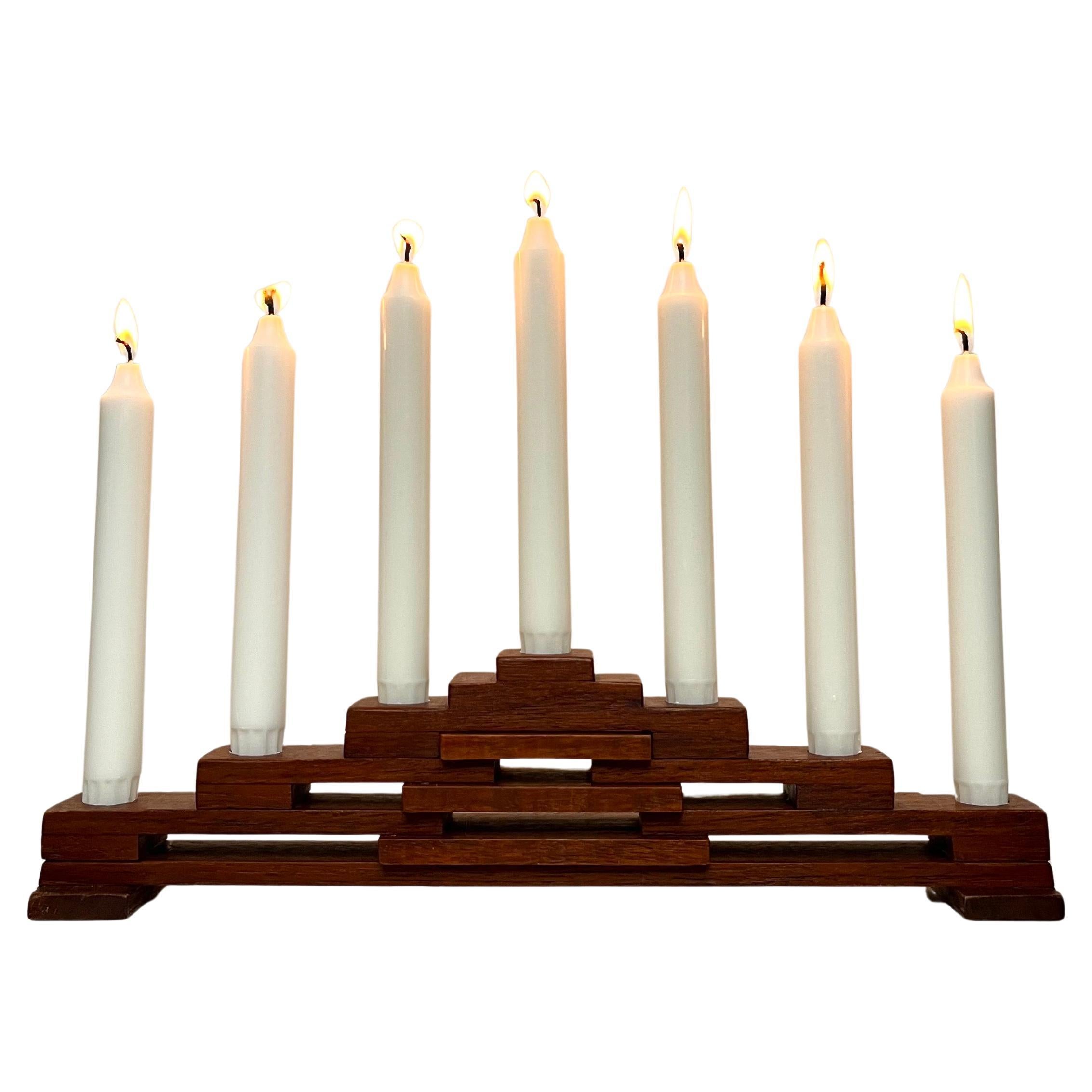 Candelabro danese in legno lavorato a mano in stile Art Déco, anni '70

Elegante candelabro danese realizzato a mano in legno laccato, caratterizzato da un design minimalista ma d'ispirazione Art Deco. Il candelabro contiene sette candele a quattro