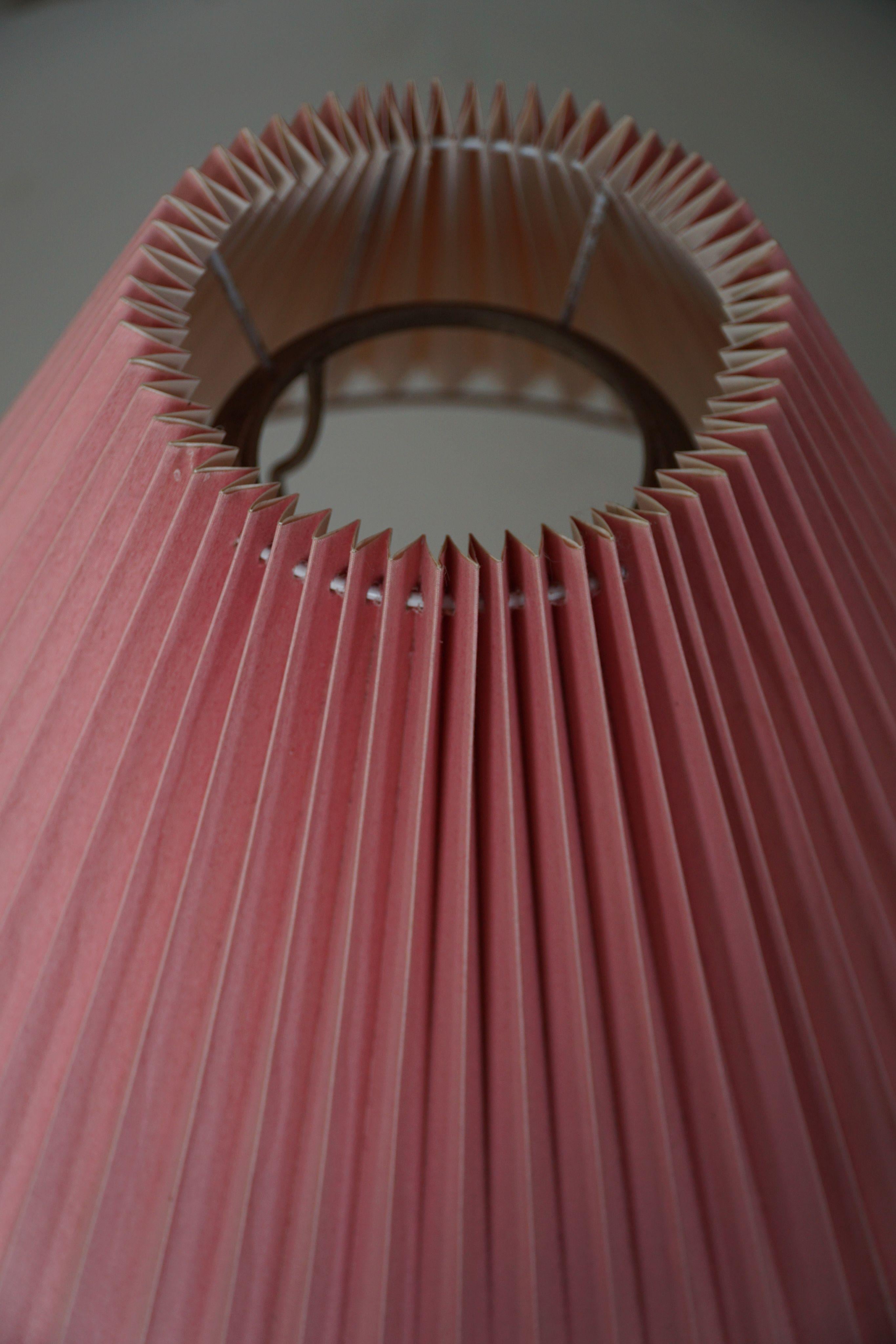 Danish Art Deco Table Lamp in Tin with Pink Pleated Shade, 1940s For Sale 3