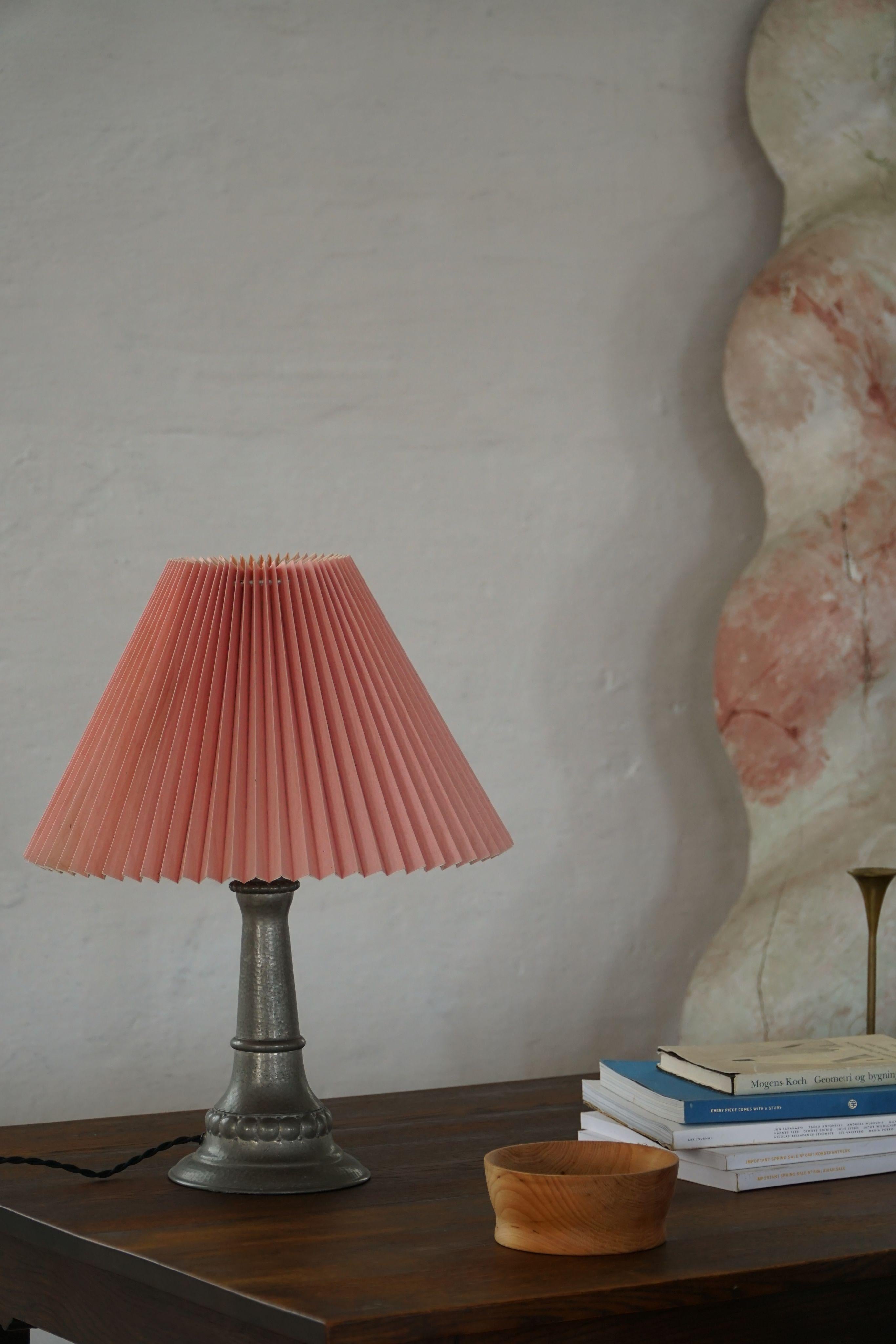 Danish Art Deco Table Lamp in Tin with Pink Pleated Shade, 1940s For Sale 5