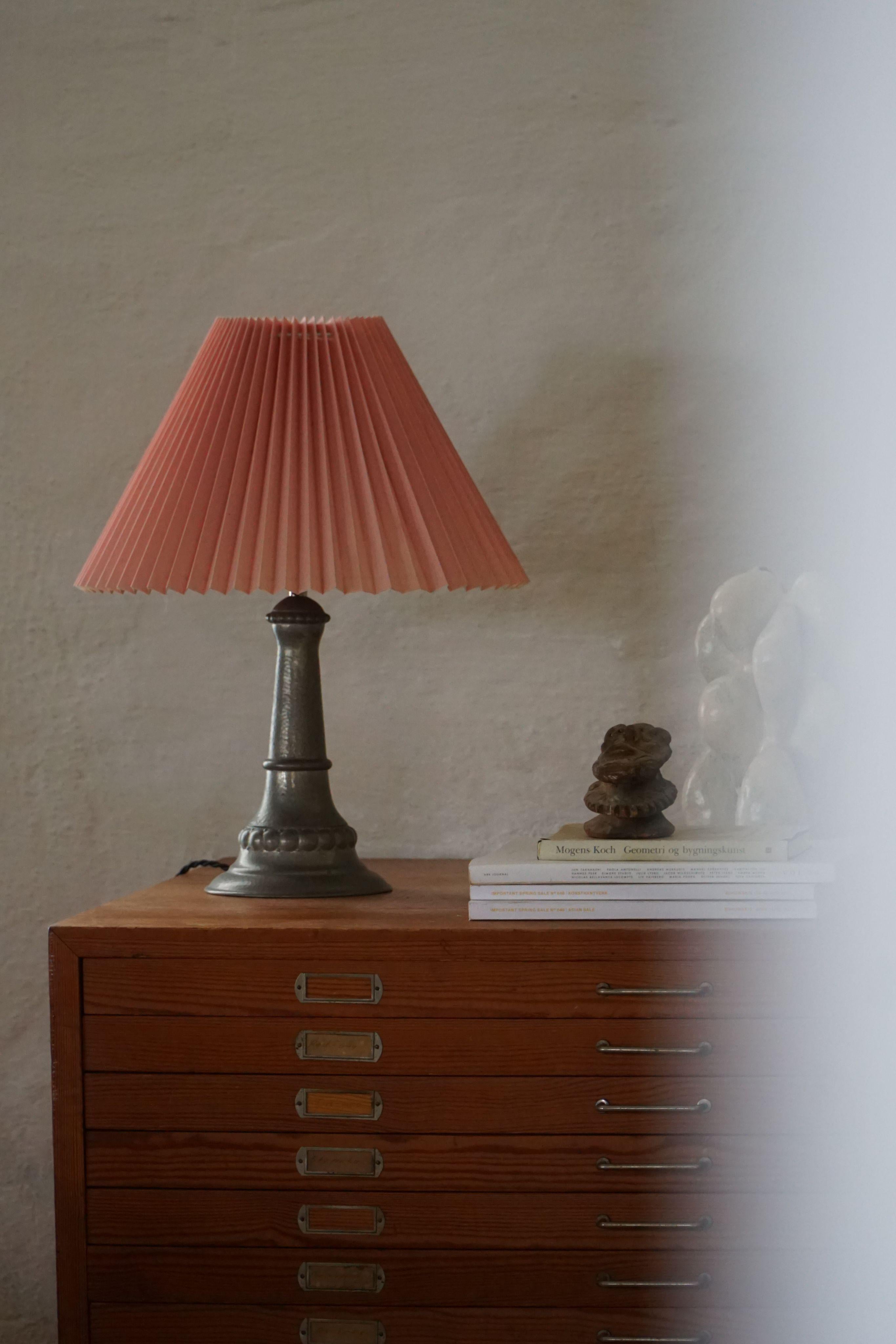 Danish Art Deco Table Lamp in Tin with Pink Pleated Shade, 1940s For Sale 6