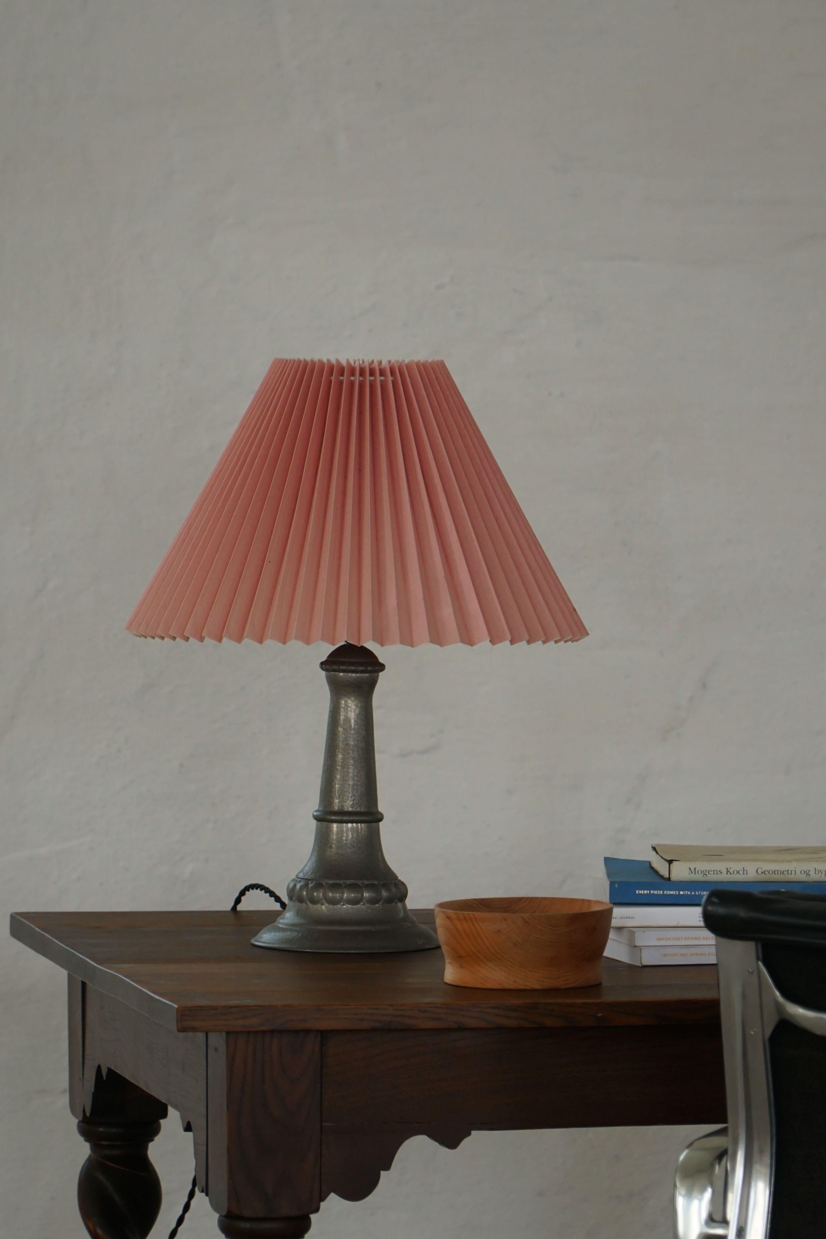 Danish Art Deco Table Lamp in Tin with Pink Pleated Shade, 1940s For Sale 7