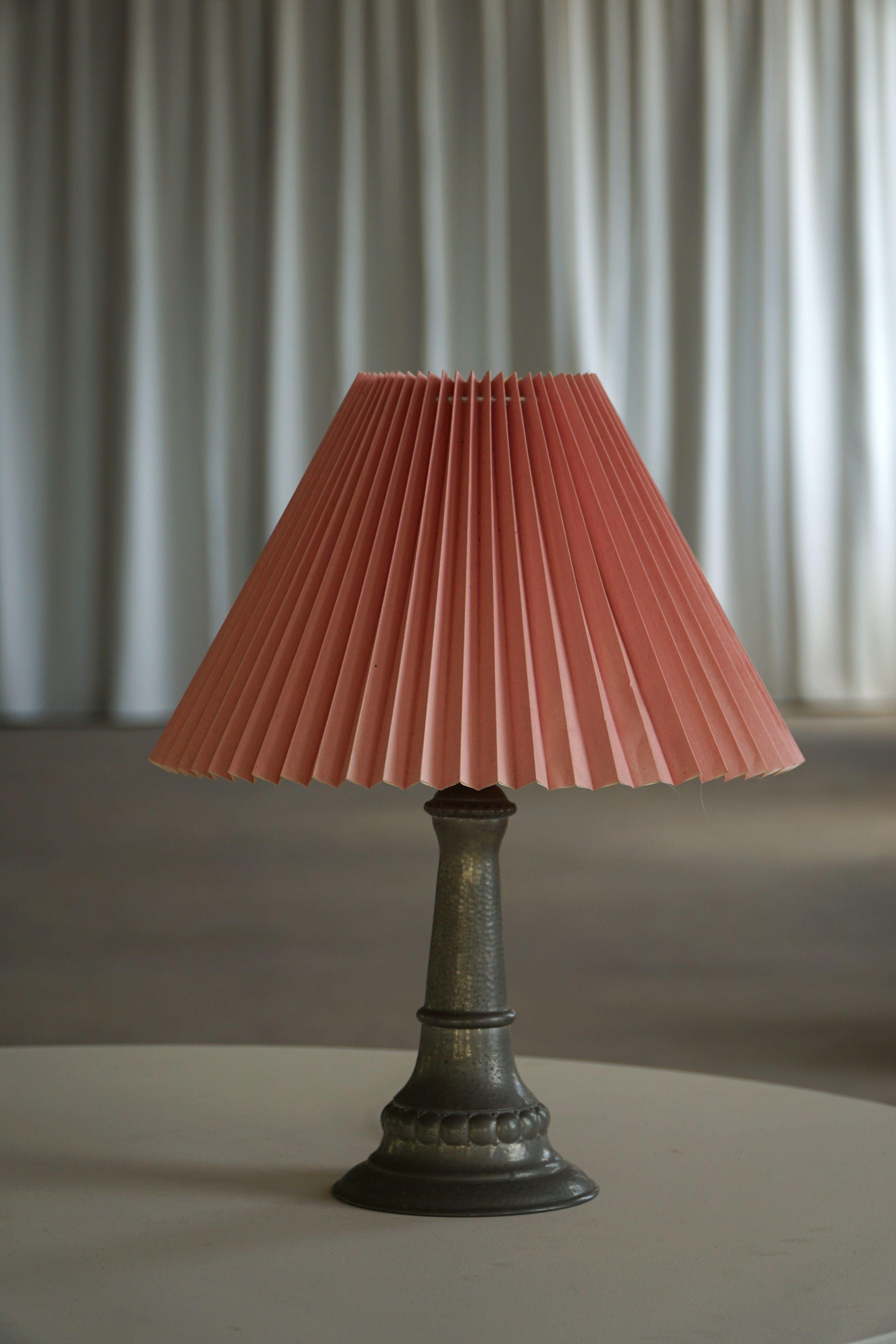 Danish Art Deco Table Lamp in Tin with Pink Pleated Shade, 1940s For Sale 8