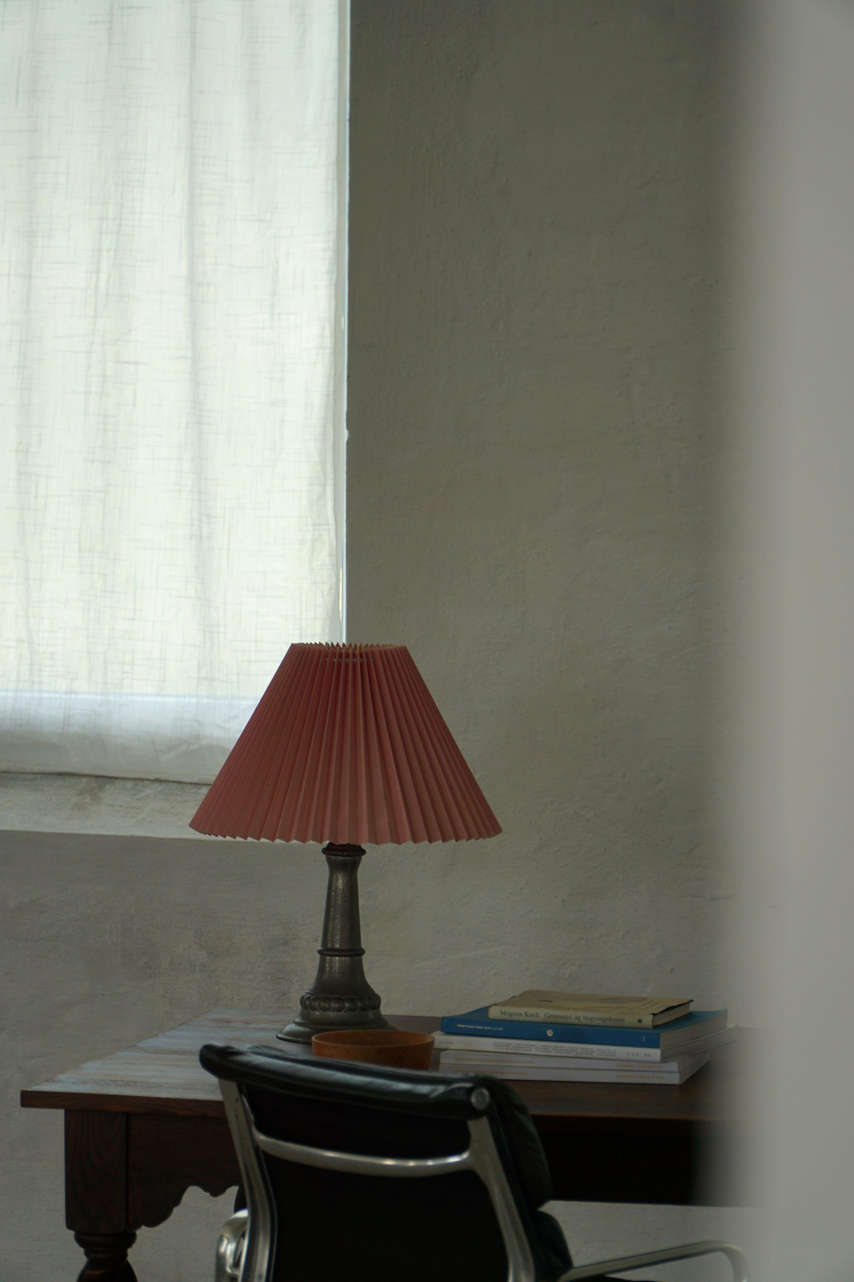 Danish Art Deco Table Lamp in Tin with Pink Pleated Shade, 1940s In Good Condition For Sale In Odense, DK