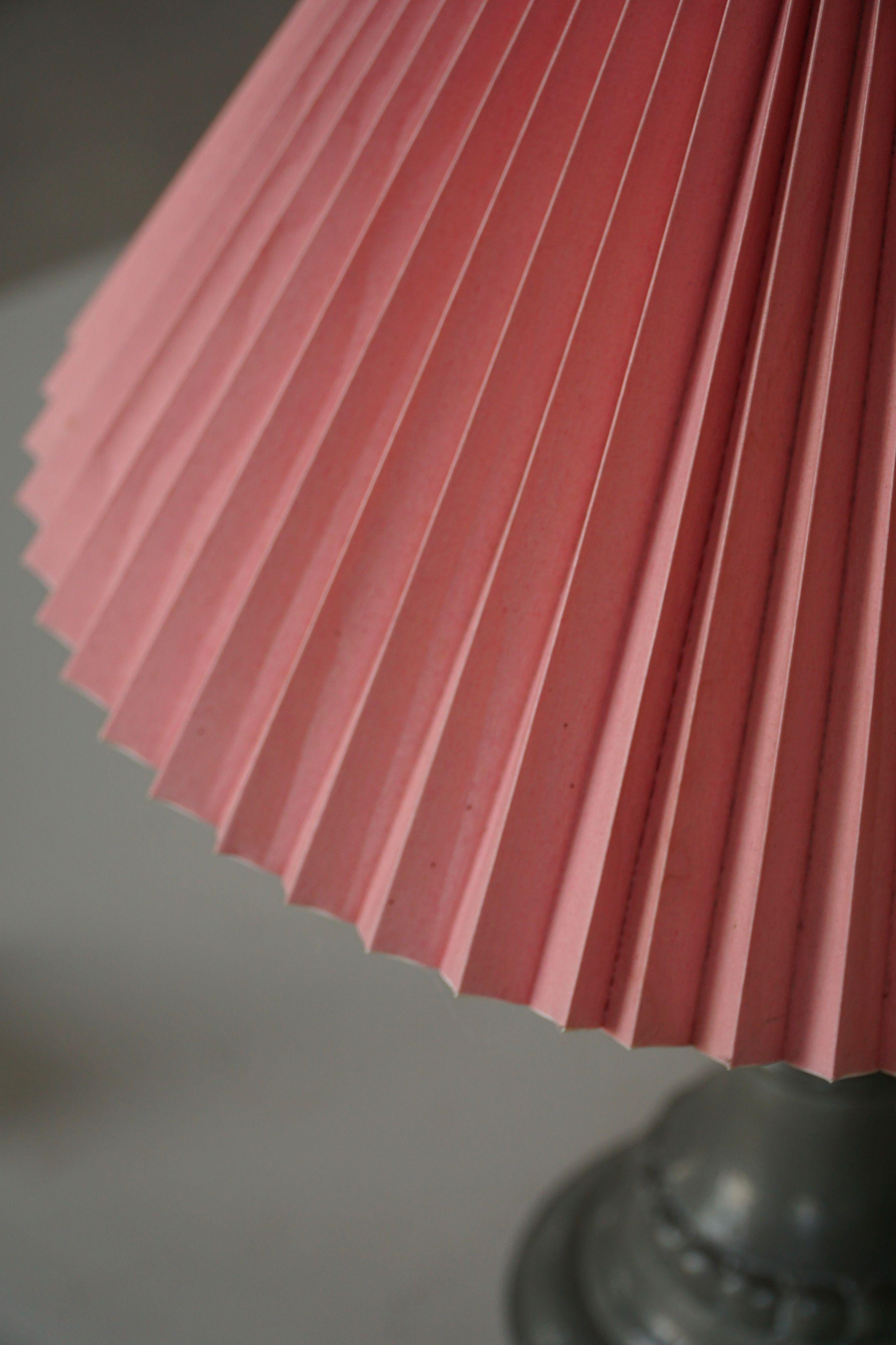 Danish Art Deco Table Lamp in Tin with Pink Pleated Shade, 1940s For Sale 2