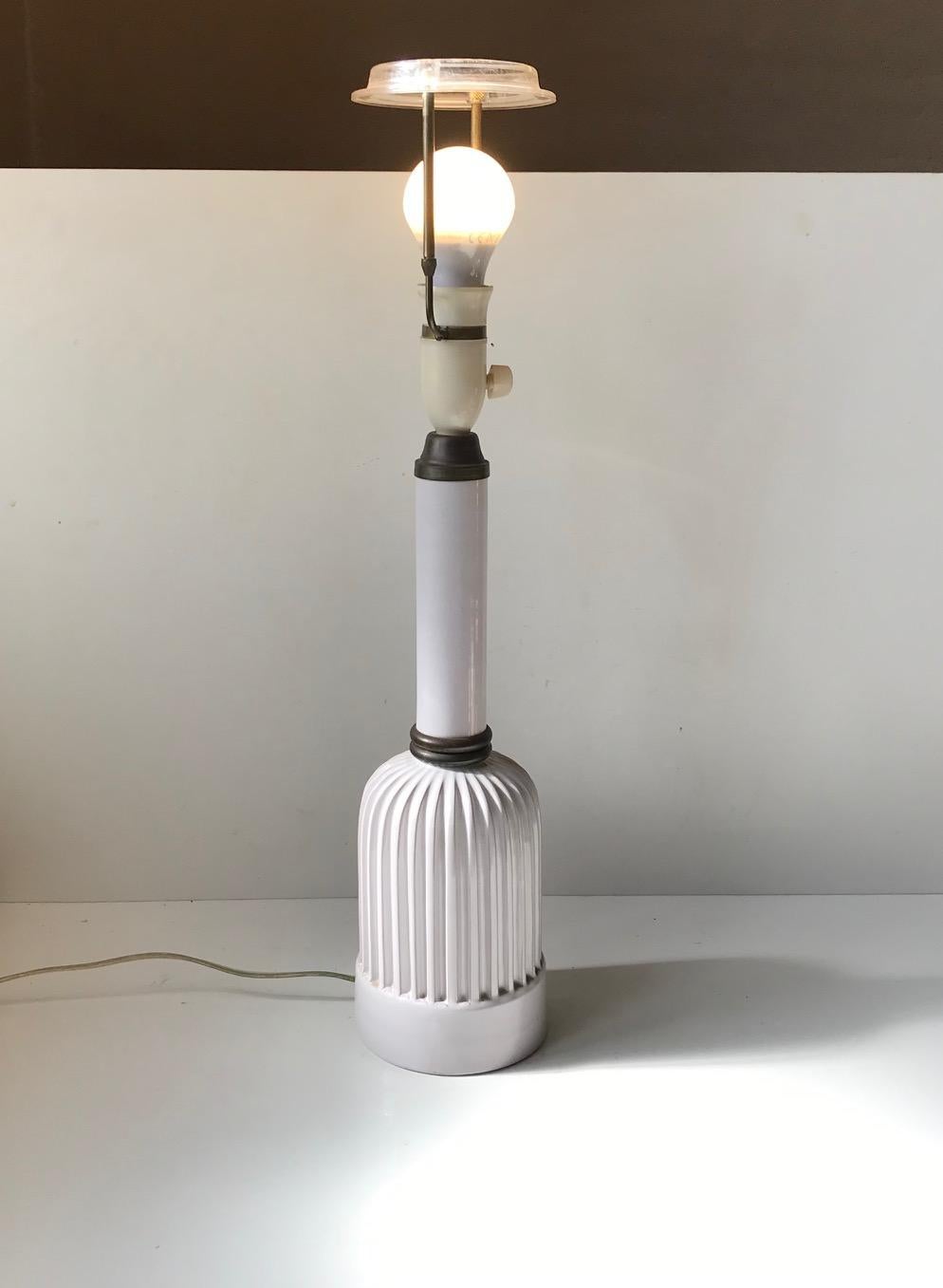 Danish Art Deco Table Lamp in White Glazed Ceramic by Christian Schollert, 1940s In Good Condition For Sale In Esbjerg, DK