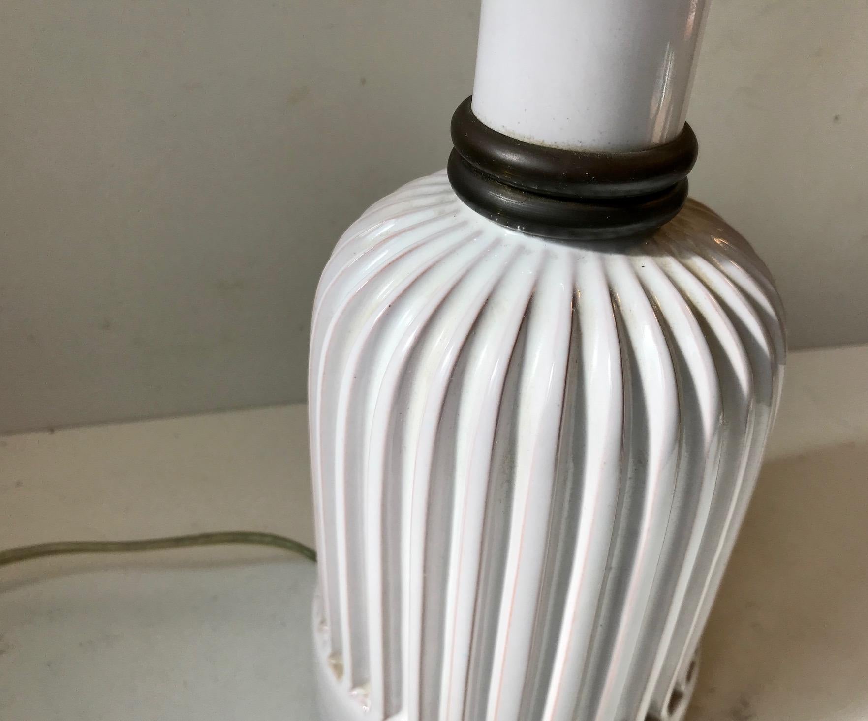 Lámpara de sobremesa Art Decó danesa en cerámica esmaltada blanca de Christian Schollert, años 40 Cerámico en venta