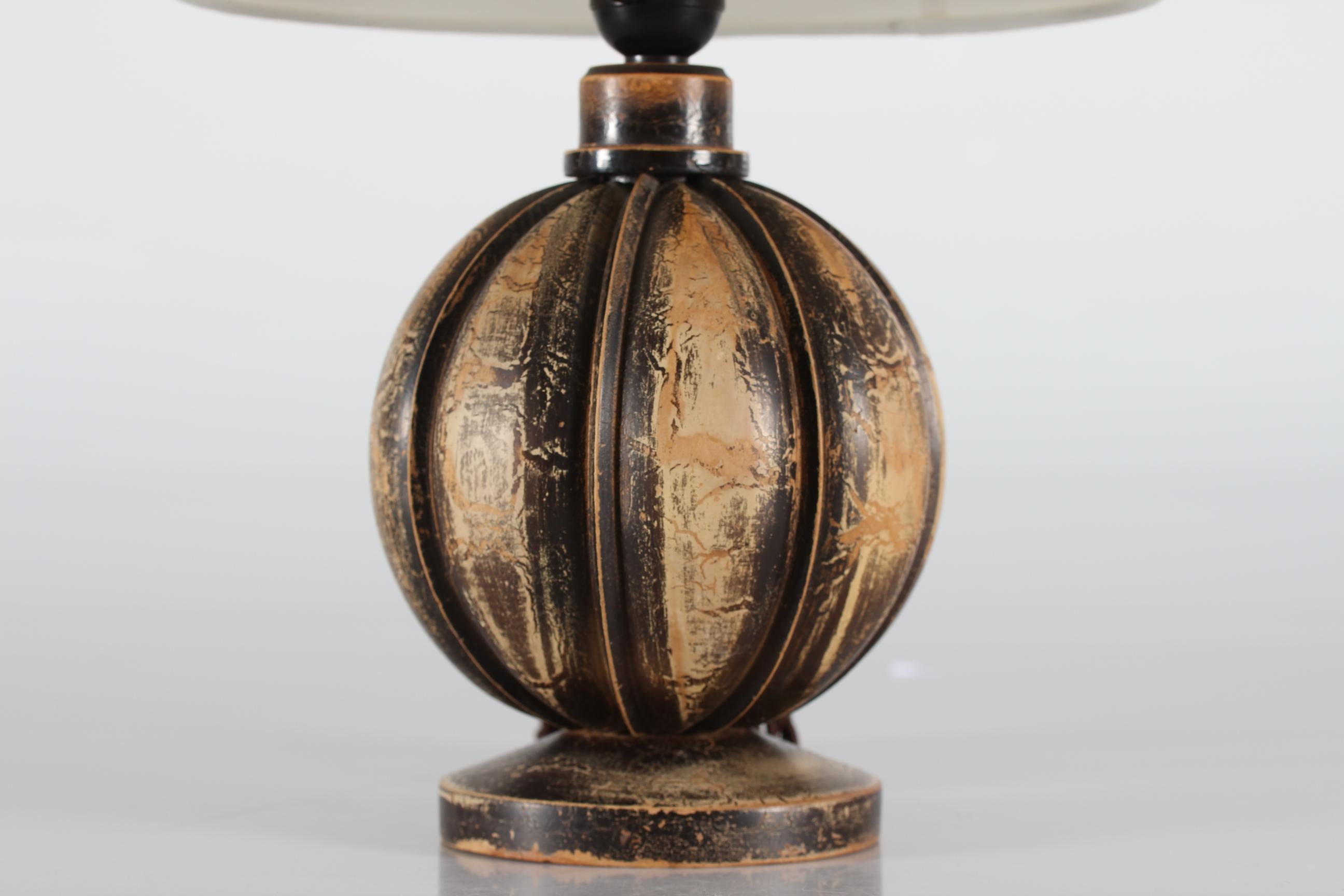 Danish melon/pumpkin shaped Art Deco table lamp from 1940s.
It is of carved wood with marbled and patinated paint.

Included is a new lamp shade designed and made in Denmark. It is made of woven fabric with some texture and it is natural white.