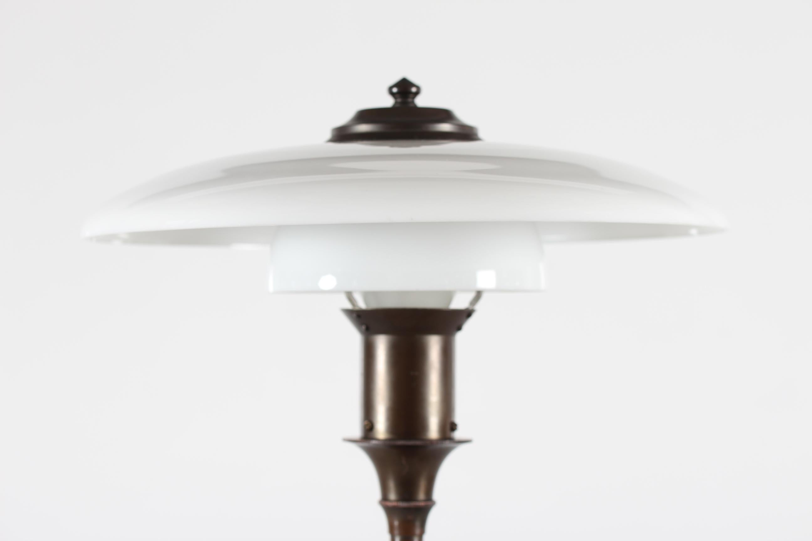 Laiton Lampe de table danoise Art Déco laiton patiné + verre blanc, Fog & Mørup 1940s en vente