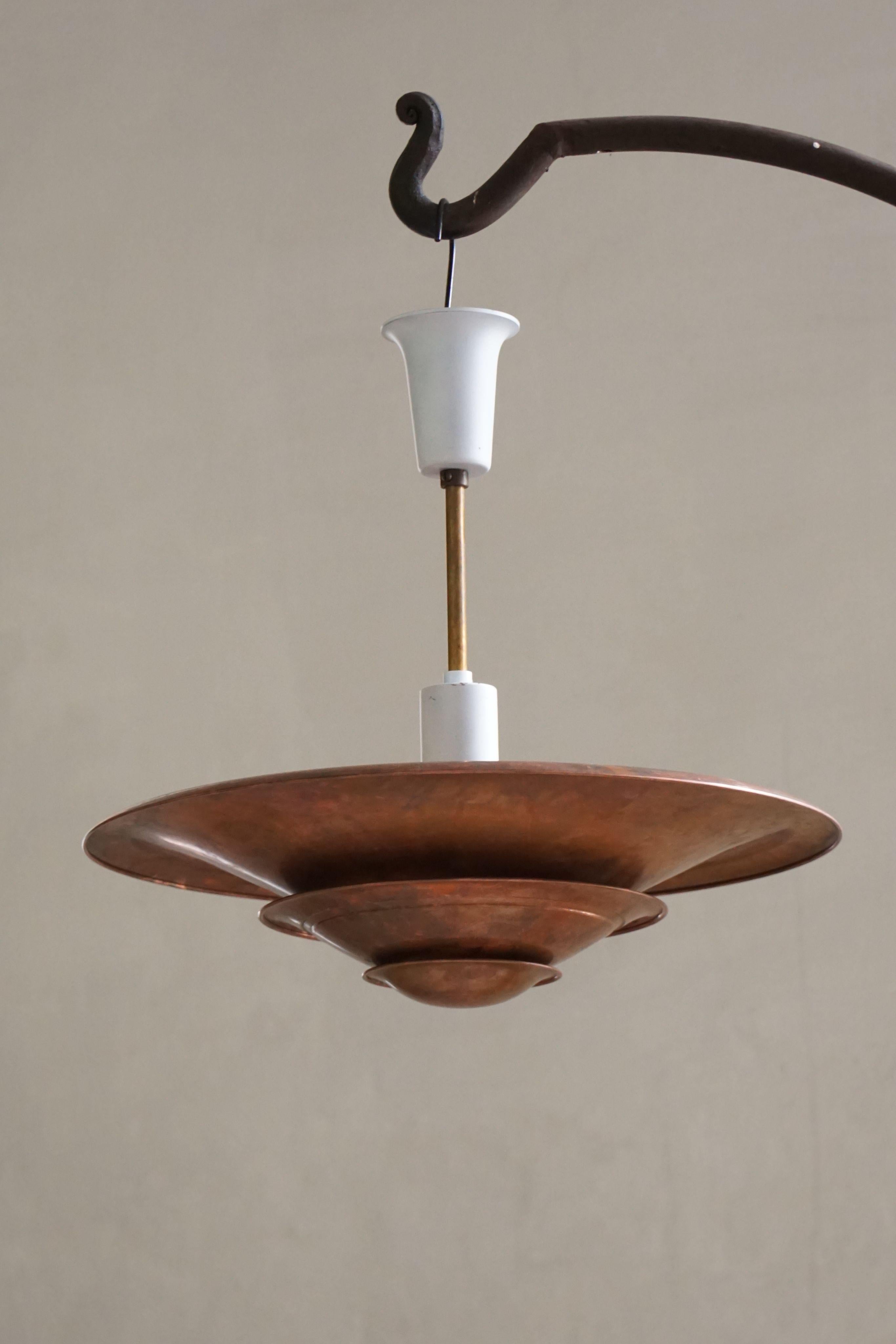 Questa elegante lampada a soffitto a sospensione da collezione degli anni '30, il famoso modello A-50 di Louis Poulsen, 