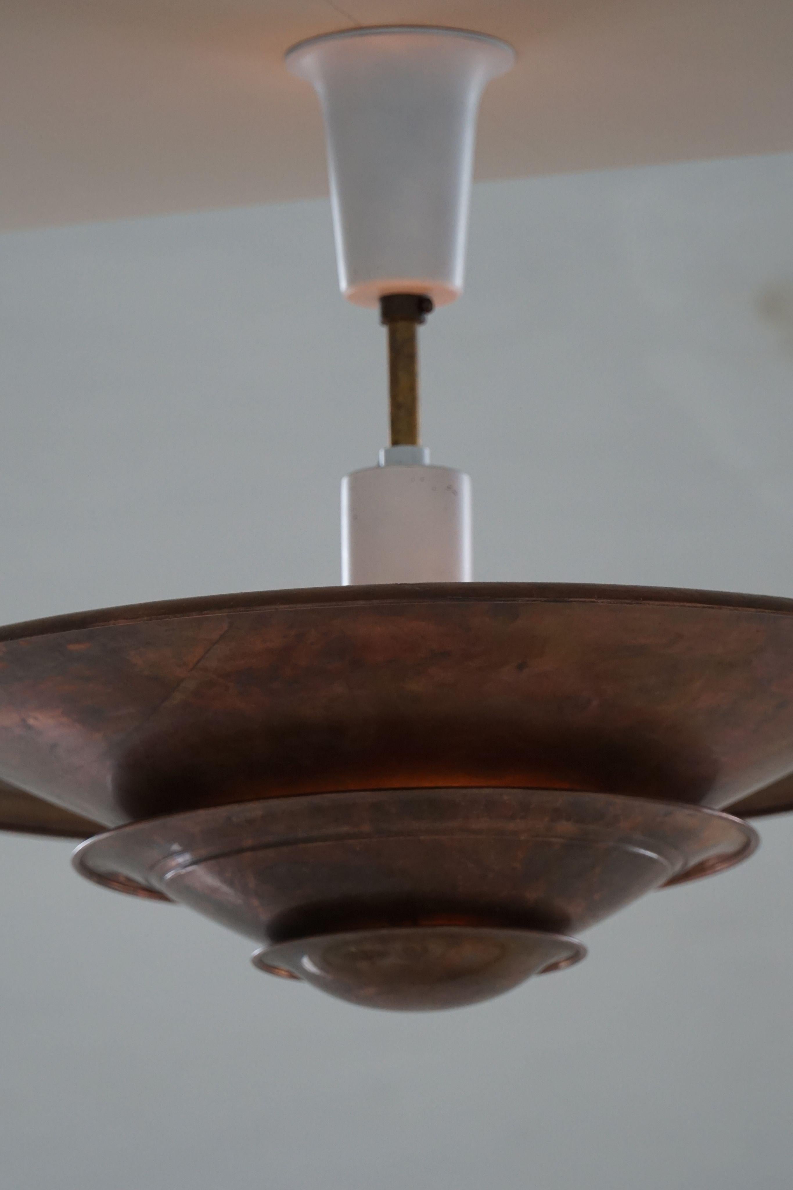 Art Déco Ciondolo danese Art Deco a luce abbagliante di Louis Poulsen, modello 