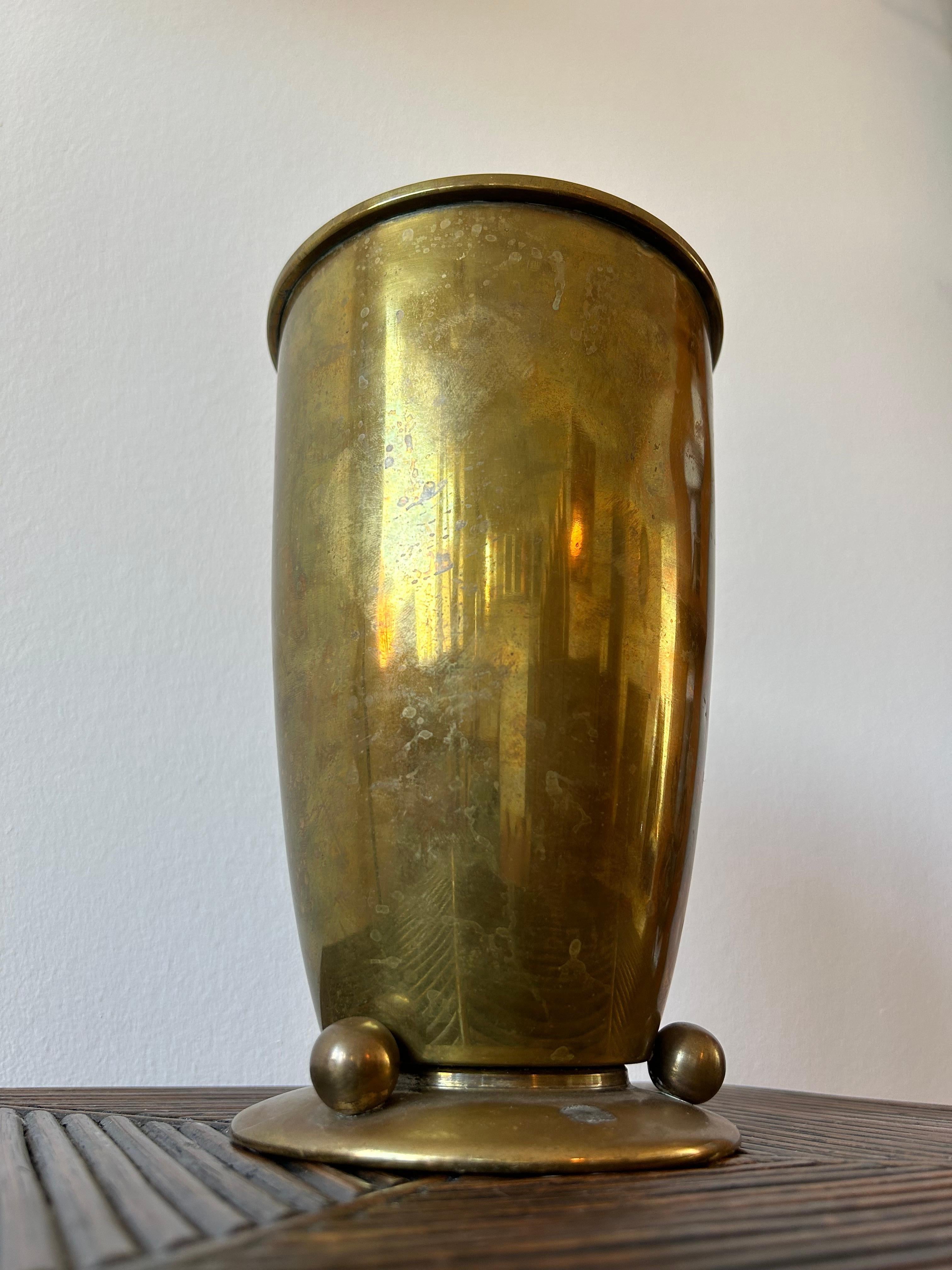 Rare and important Danish art deco vase made by Danish manufacturer Nordisk Malm in Denmark in the 1930’s.

The vase is very typical of the art deco period especially with the three decorative balls that the vase has on the base.

Nordisk Malm