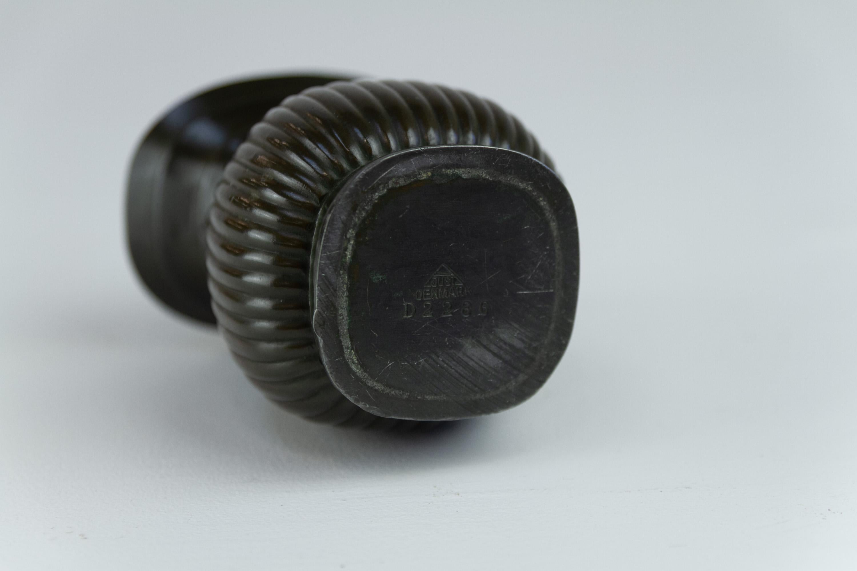 Metà XX secolo Vaso danese Art Deco in metallo Disko di Just Andersen, 1930. in vendita