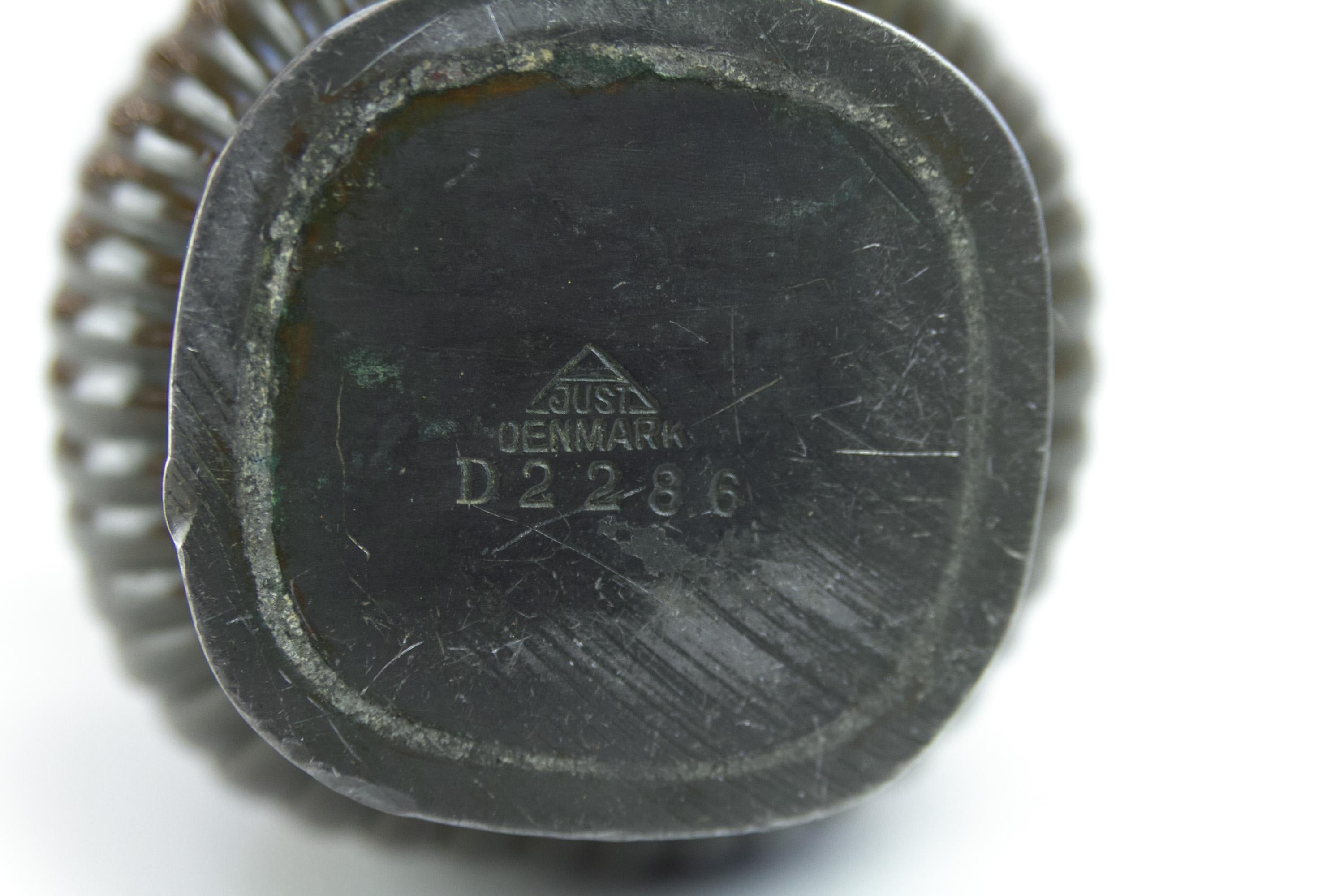 Metallo Vaso danese Art Deco in metallo Disko di Just Andersen, 1930. in vendita