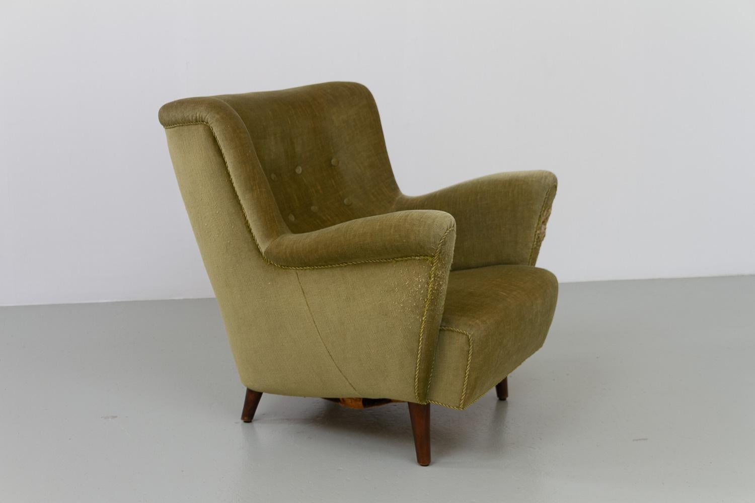 Danish Art Deco Velvet Lounge Chair, 1940s. 

Scandinavian beautiful, cozy and comfortable Viggo Boesen style wingback lounge chair upholstered in green velour and legs in stained beech. Made in Denmark in the 1940s.

Wide curved back and spring