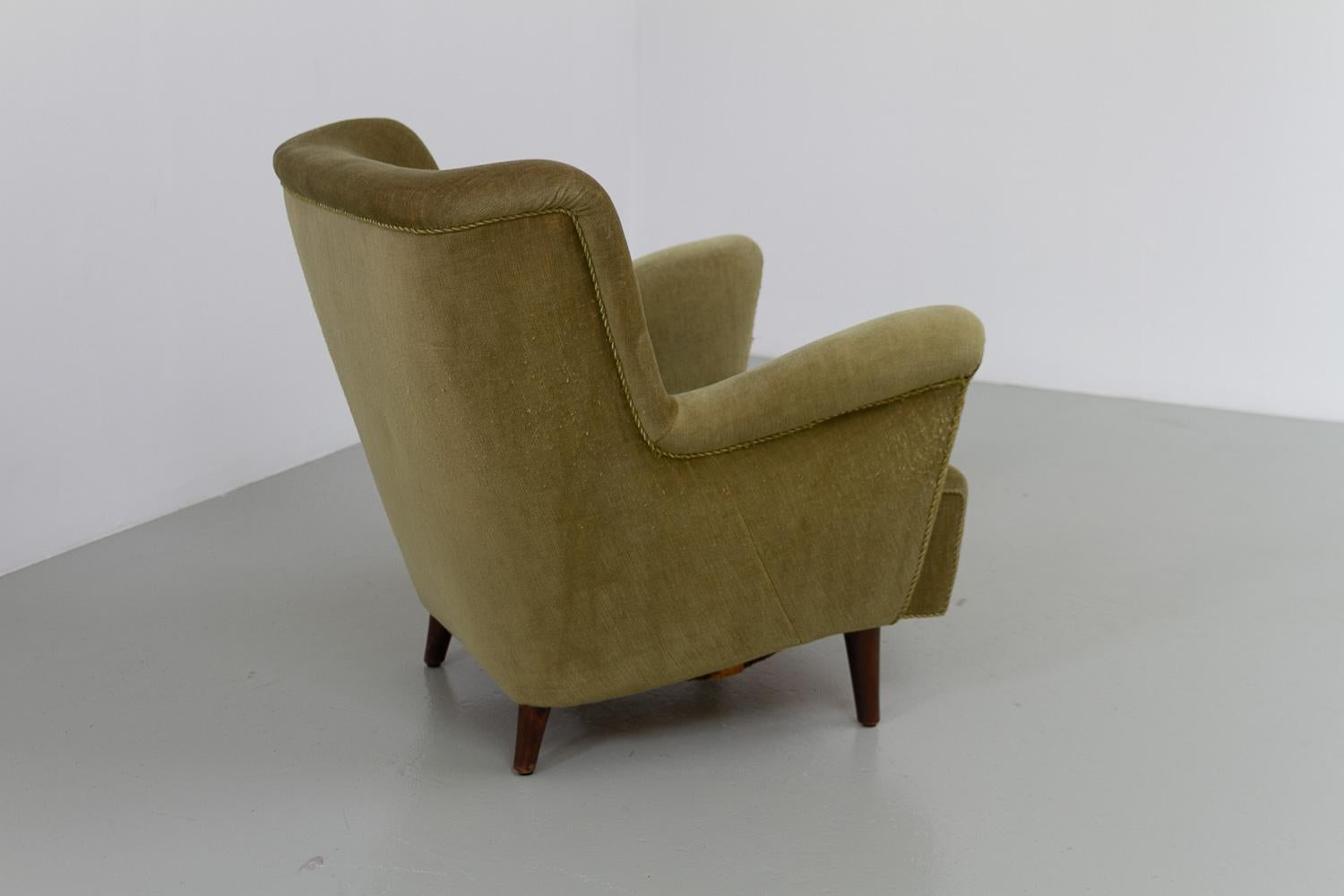 Danish Art Deco Velvet Lounge Chair, 1940s. In Distressed Condition For Sale In Asaa, DK