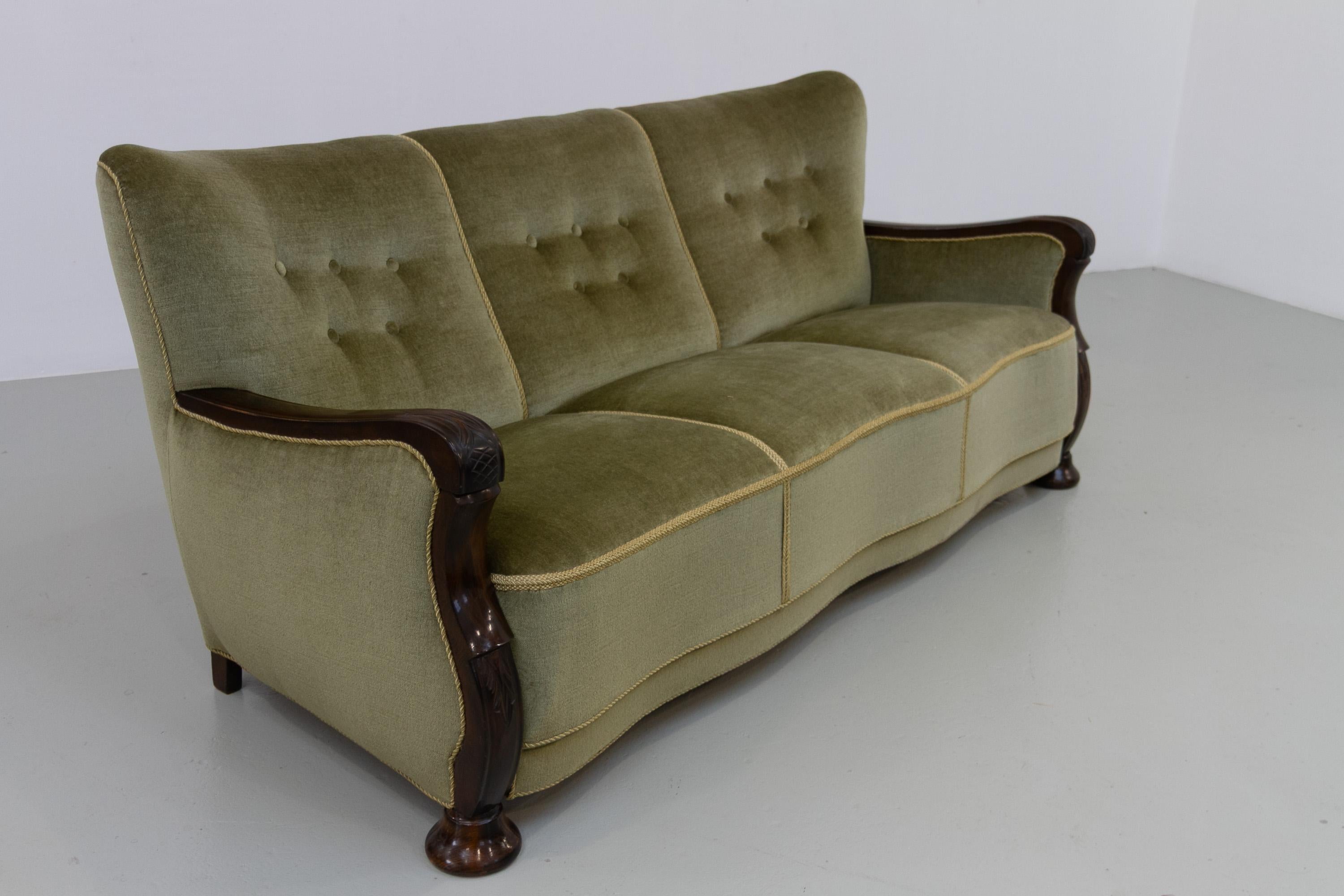 Canapé serpentin en velours art déco danois, années 1930.

Magnifique canapé scandinave à trois places en velours mohair vert avec une façade en forme de serpentin. Fabriqué au Danemark par un ébéniste danois dans les années 1930. Ce type de