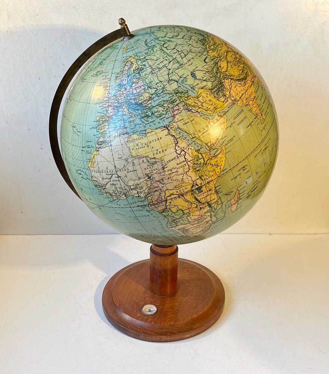 Danish Art Deco World Globe with Compass on a Wooden Base, Heimdal No. 34 In Good Condition For Sale In Esbjerg, DK