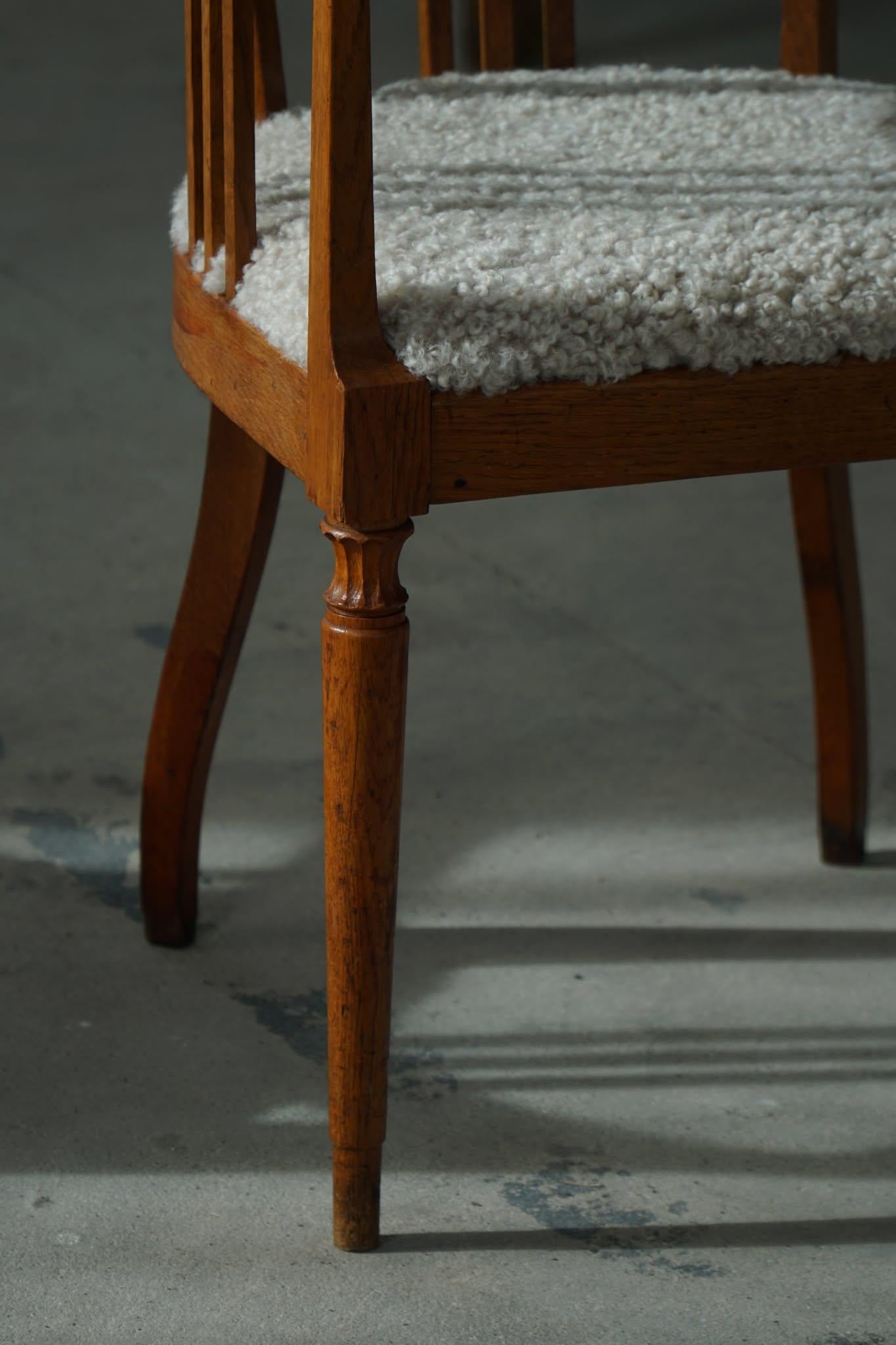 Dänischer Jugendstilsessel in Eiche mit gepolstertem Sitz aus Lammfell, Anfang 1900 im Angebot 6