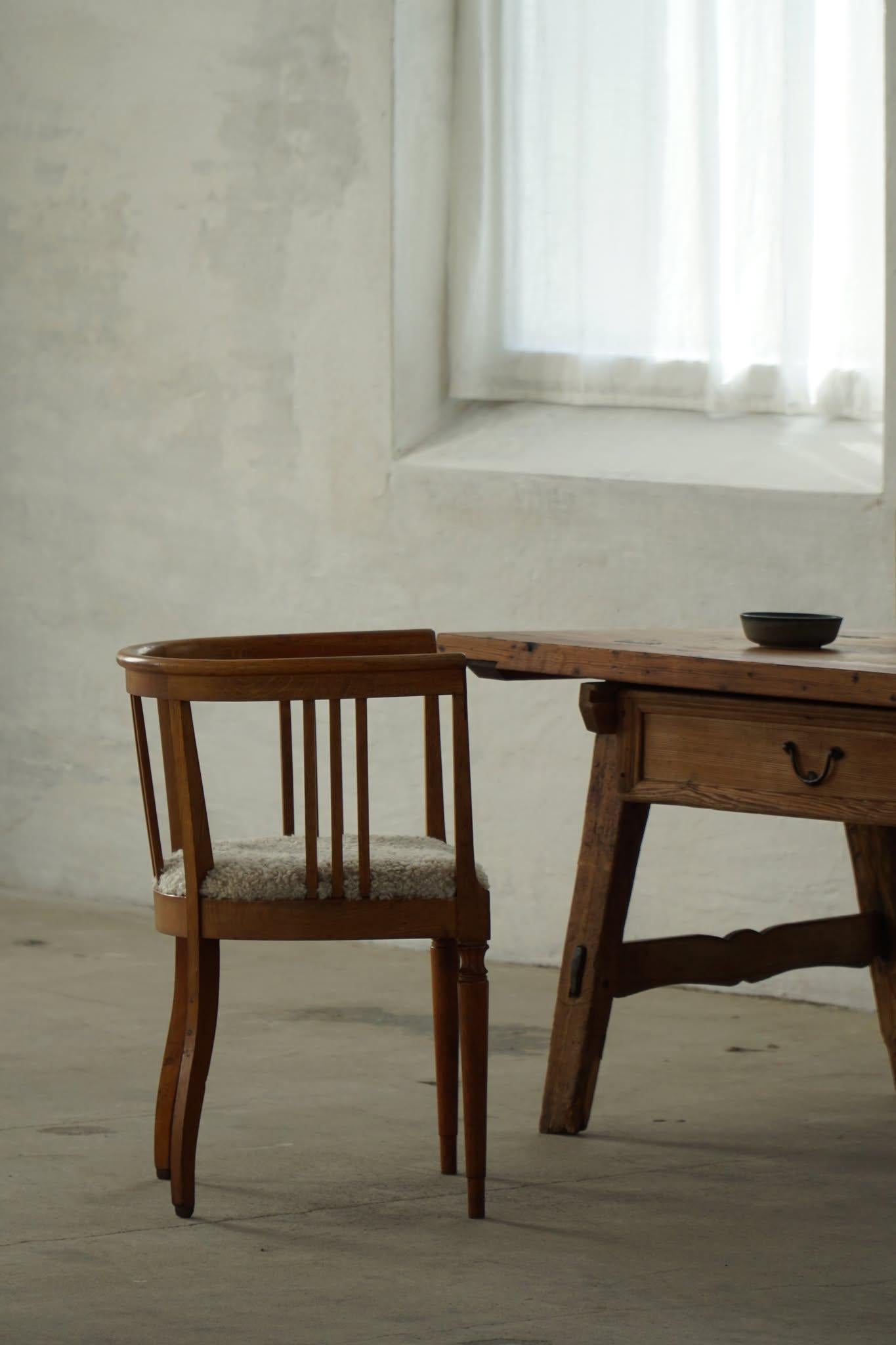 Dänischer Jugendstilsessel in Eiche mit gepolstertem Sitz aus Lammfell, Anfang 1900 im Angebot 11