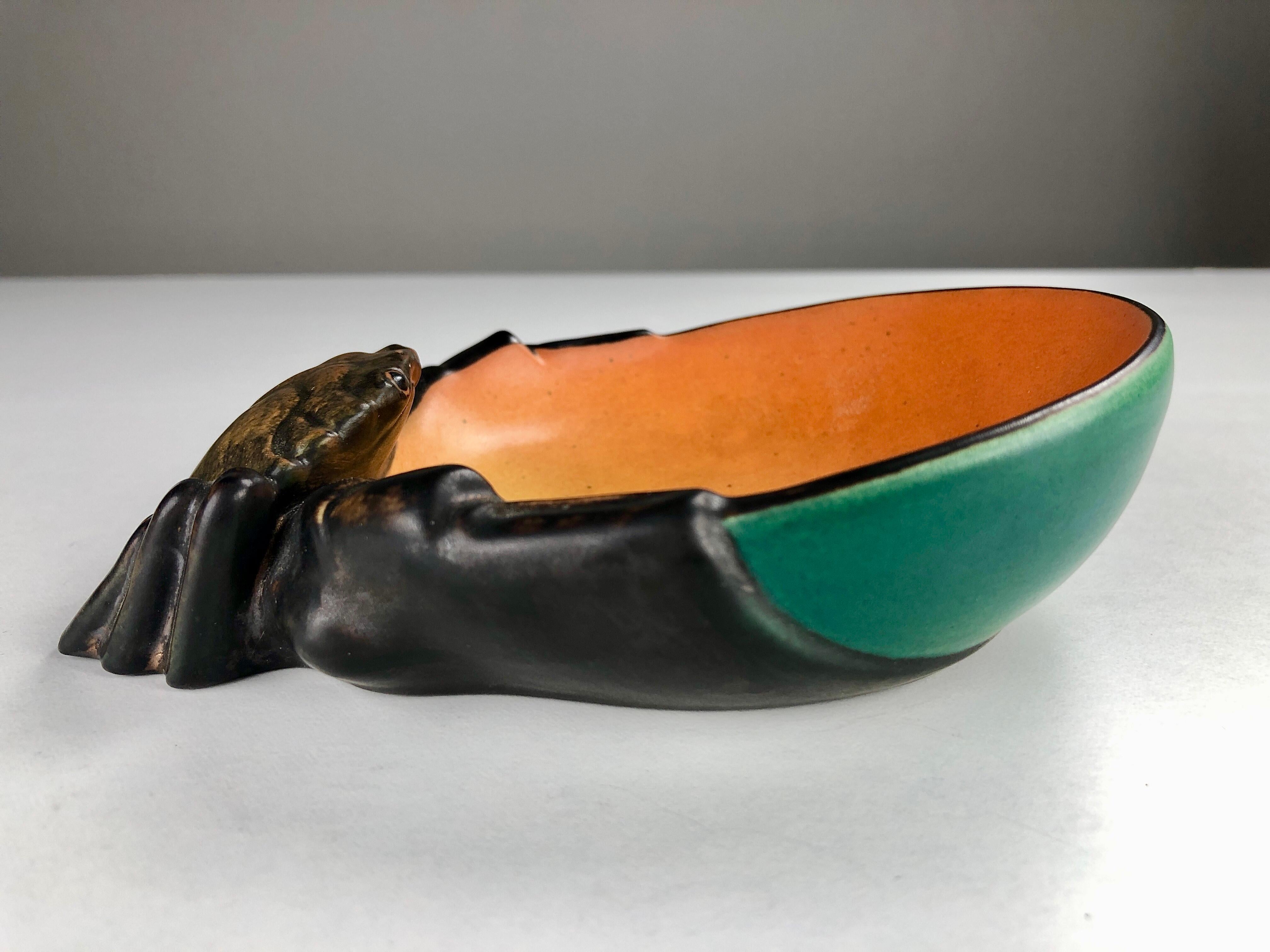 Danish Art Nouveau ash tray / bowl by Georg Jensen for Ipsens Enke in 1903.

The art nuveau ash tray / bowl feature a well made lively crab is in excellent condition.

Georg Jensen (1866-1935) was a leading Danish silversmith and designer who