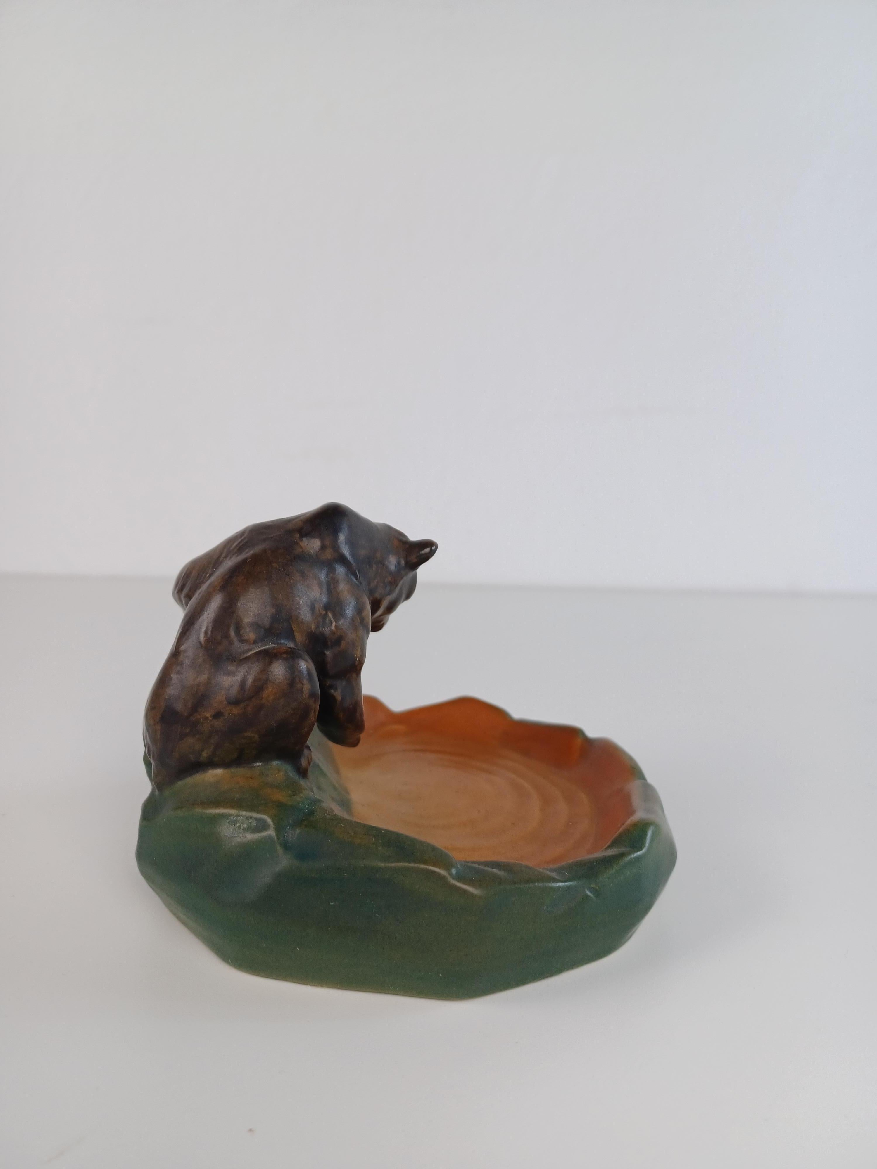 Fatto a mano Vassoio / Ciotola per cenere con orsetto in stile Art Nouveau danese di Axel Sorensen per P. Ipsens Enke in vendita