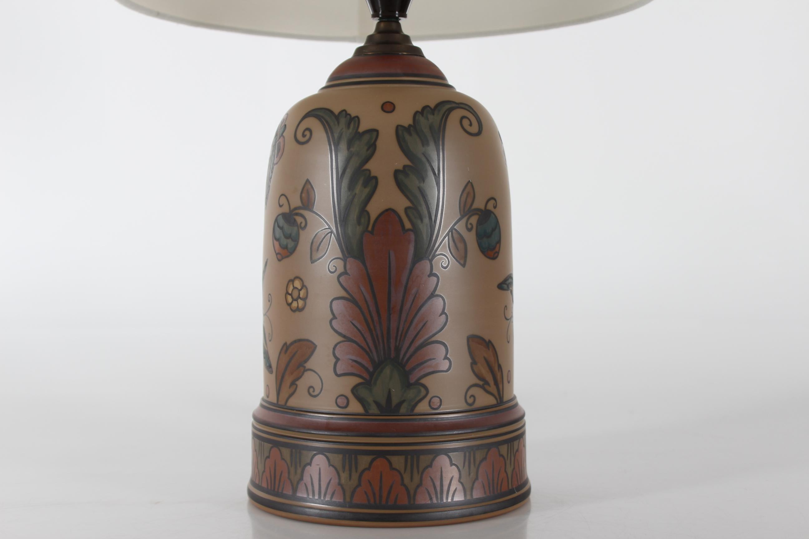 Dänische Jugendstil-Tischlampe mit Schmetterlingsmuster von L. Hjorth Ceramic Bornholm, 1920er Jahre (Stoff) im Angebot