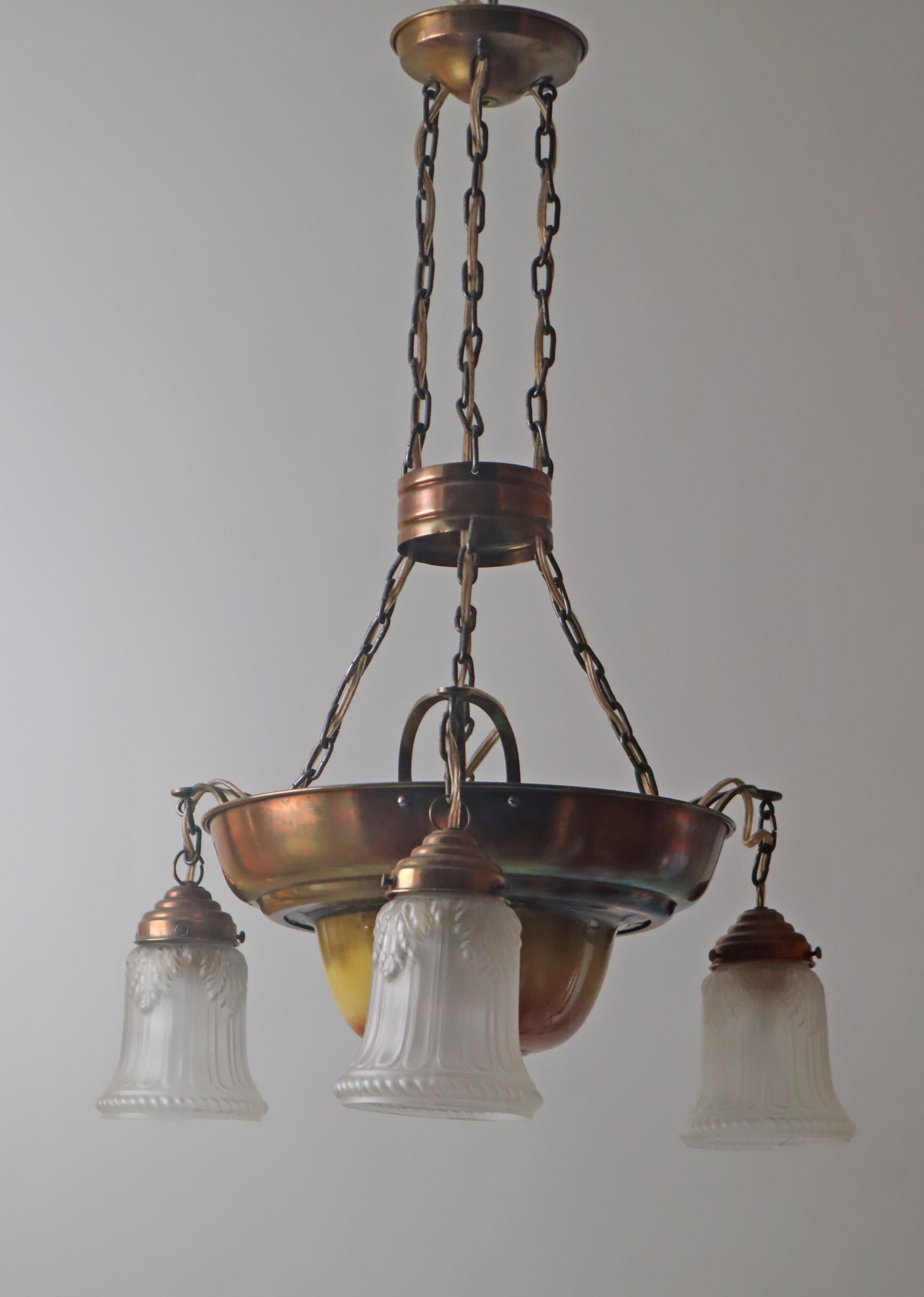 Dai un'occhiata a questo fantastico e rarissimo lampadario Art Nouveau dell'inizio del XX secolo, intorno al 1905. Questa lampada è qualcosa di speciale, l'Art Nouveau scandinava degli inizi, che si distingue per la sua attenzione all'essenziale,