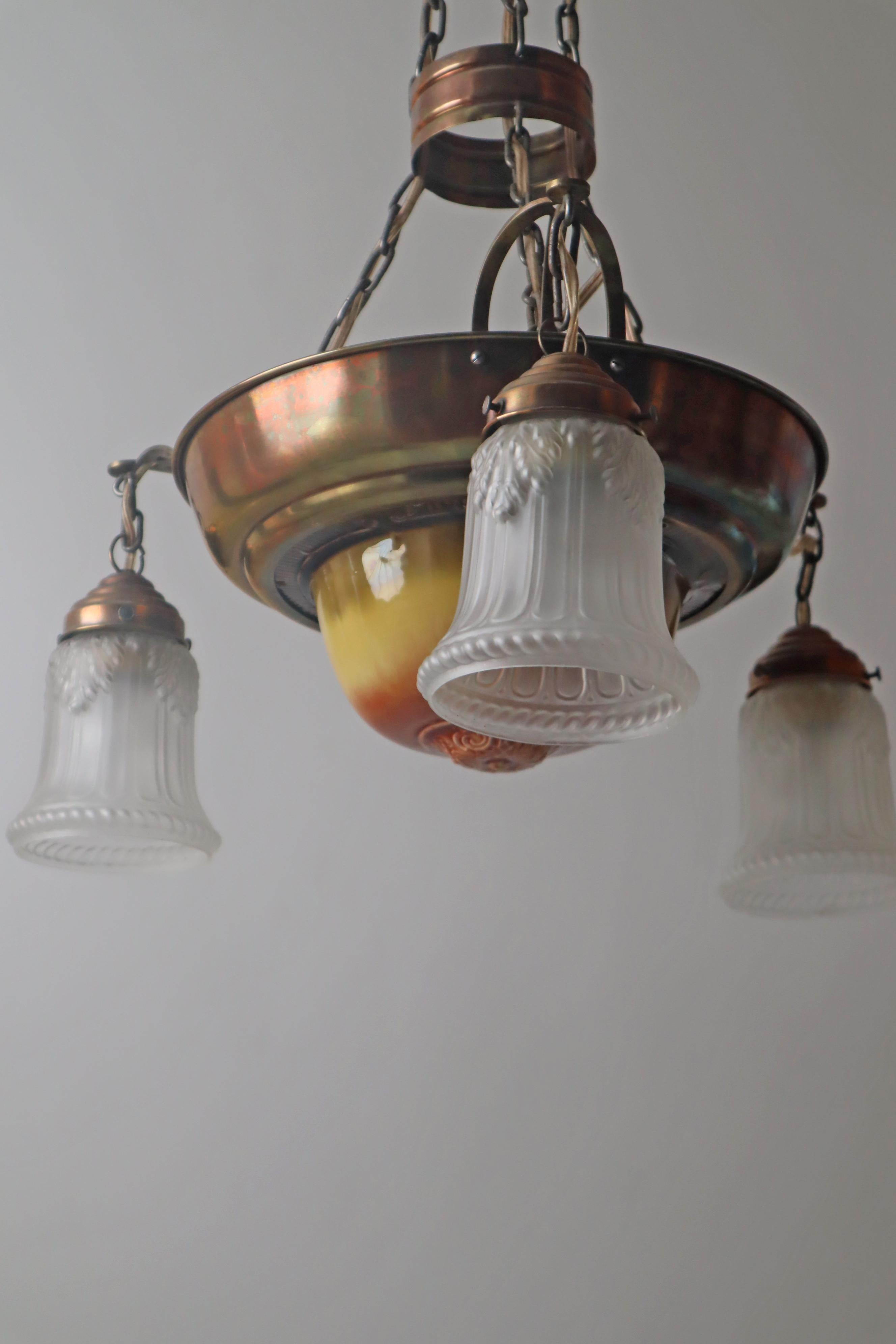Fatto a mano Lampadario danese Art Nouveau in ottone, rame e ceramica del 1910 circa in vendita