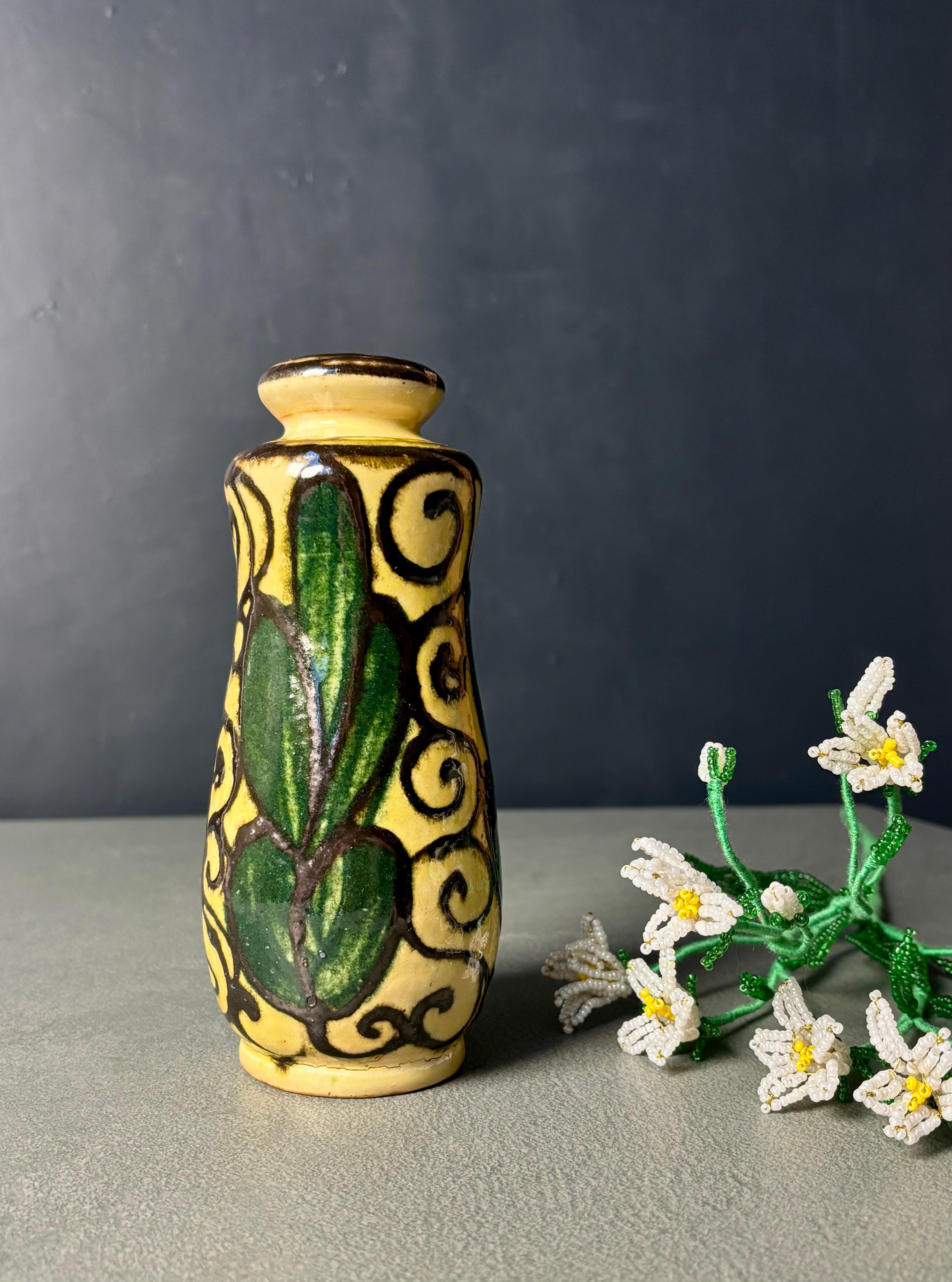 Antico vaso in ceramica danese Art Nouveau degli anni '30 con uno spesso smalto a corna di mucca applicato a mano nei colori giallo, verde e marrone scuro. Decorazioni organiche a vortice e grandi foglie stilizzate su due lati. Bellissime condizioni