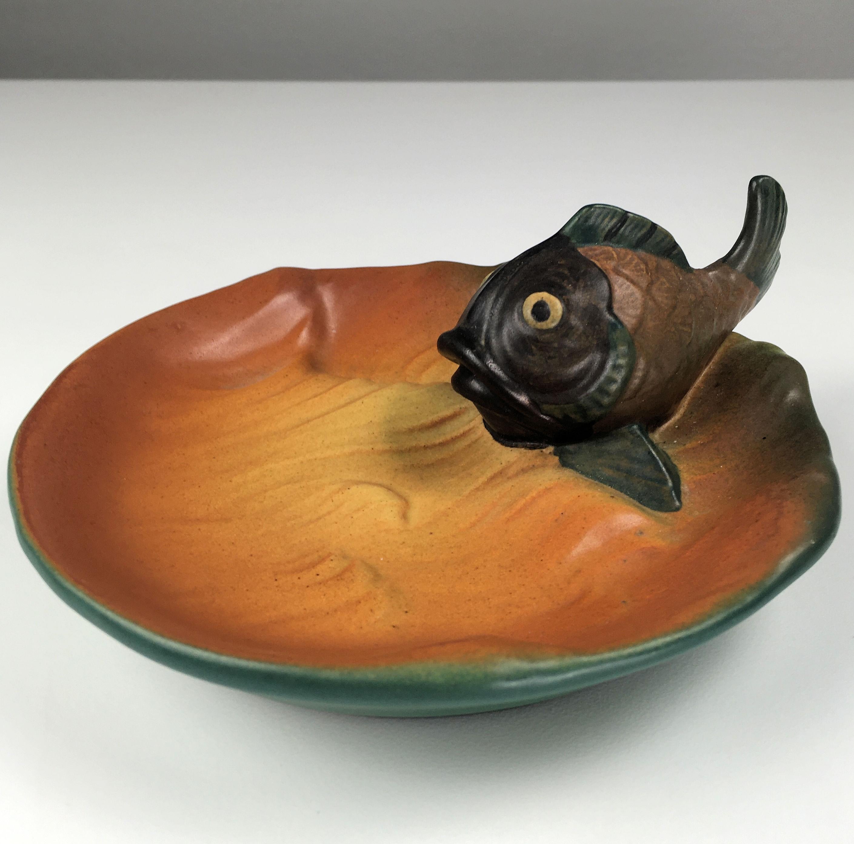 Posacenere / ciotola per pesci in stile Art Nouveau danese, disegnato da Axel Sørensen nel 1927 per P. Ipsens Enke.

Il portacenere/ciotola in stile art nuveau presenta un pesce vivace ben realizzato ed è in ottime condizioni.

Ipsen Enke (1843 -