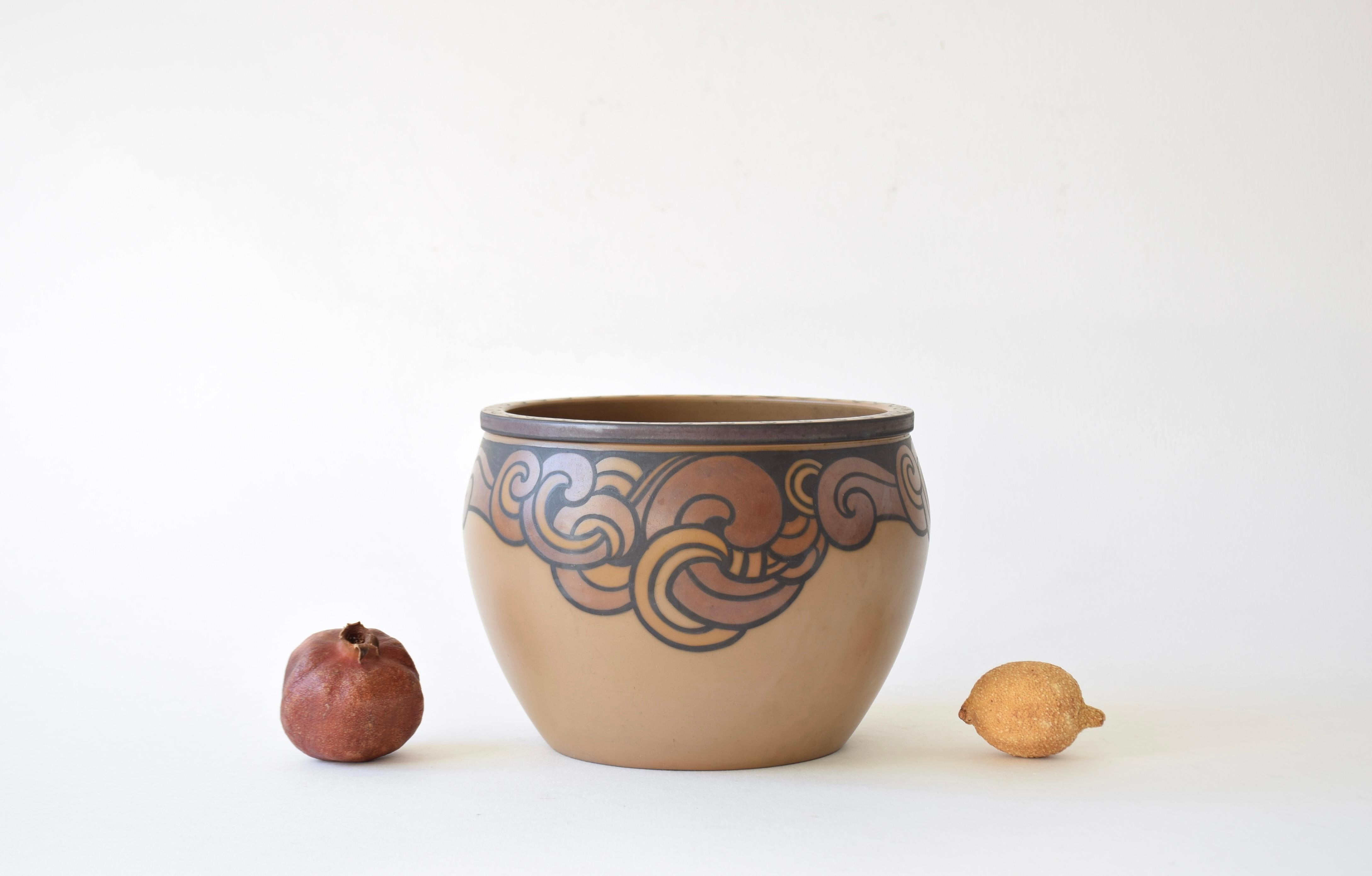 Grande fioriera in ceramica dello studio danese Lauritz Hjorth. Prodotto tra il 1910 e il 1920 circa.

La fioriera è realizzata in gres e presenta una decorazione astratta onrmentale dipinta a mano nello stile moderno dell'epoca, Skønvirke,