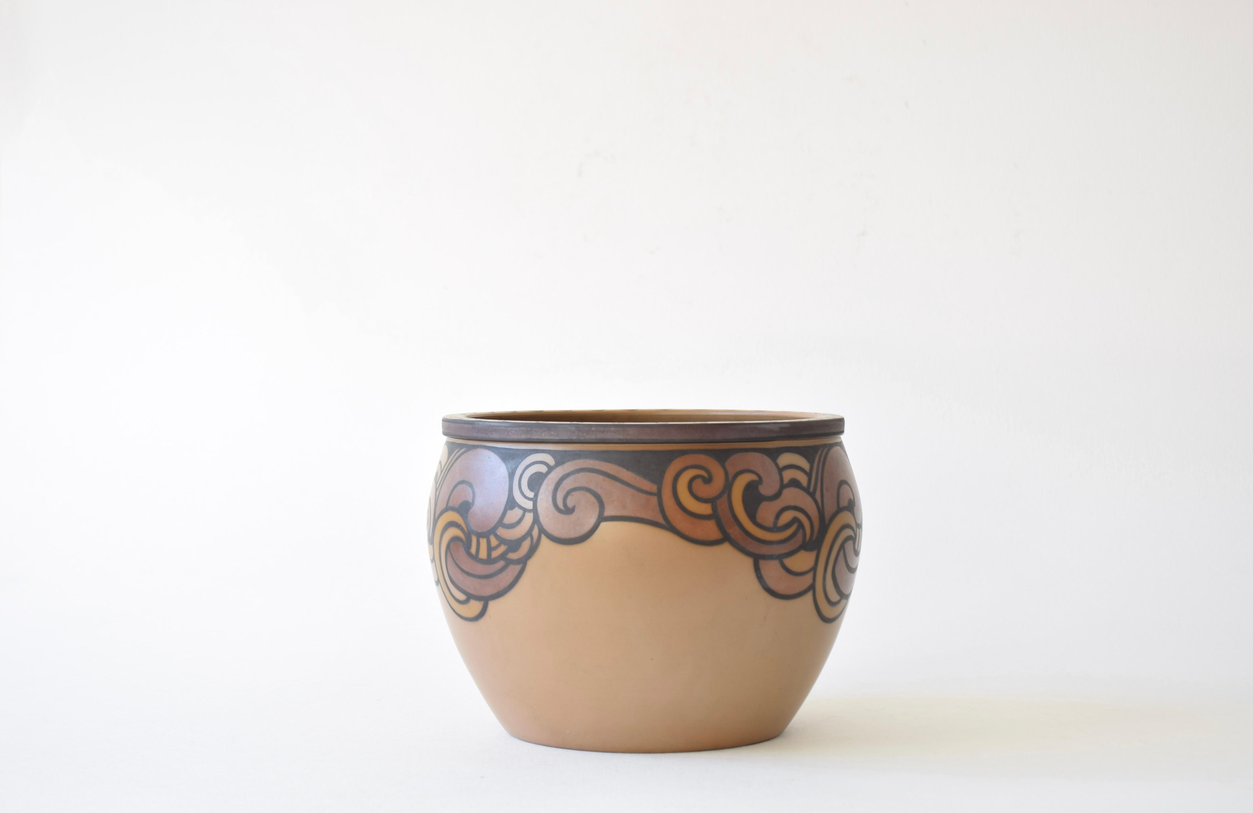 Danese Grande fioriera danese in stile Art Nouveau di L. Hjorth, ornamento astratto in ceramica, anni 1910 in vendita