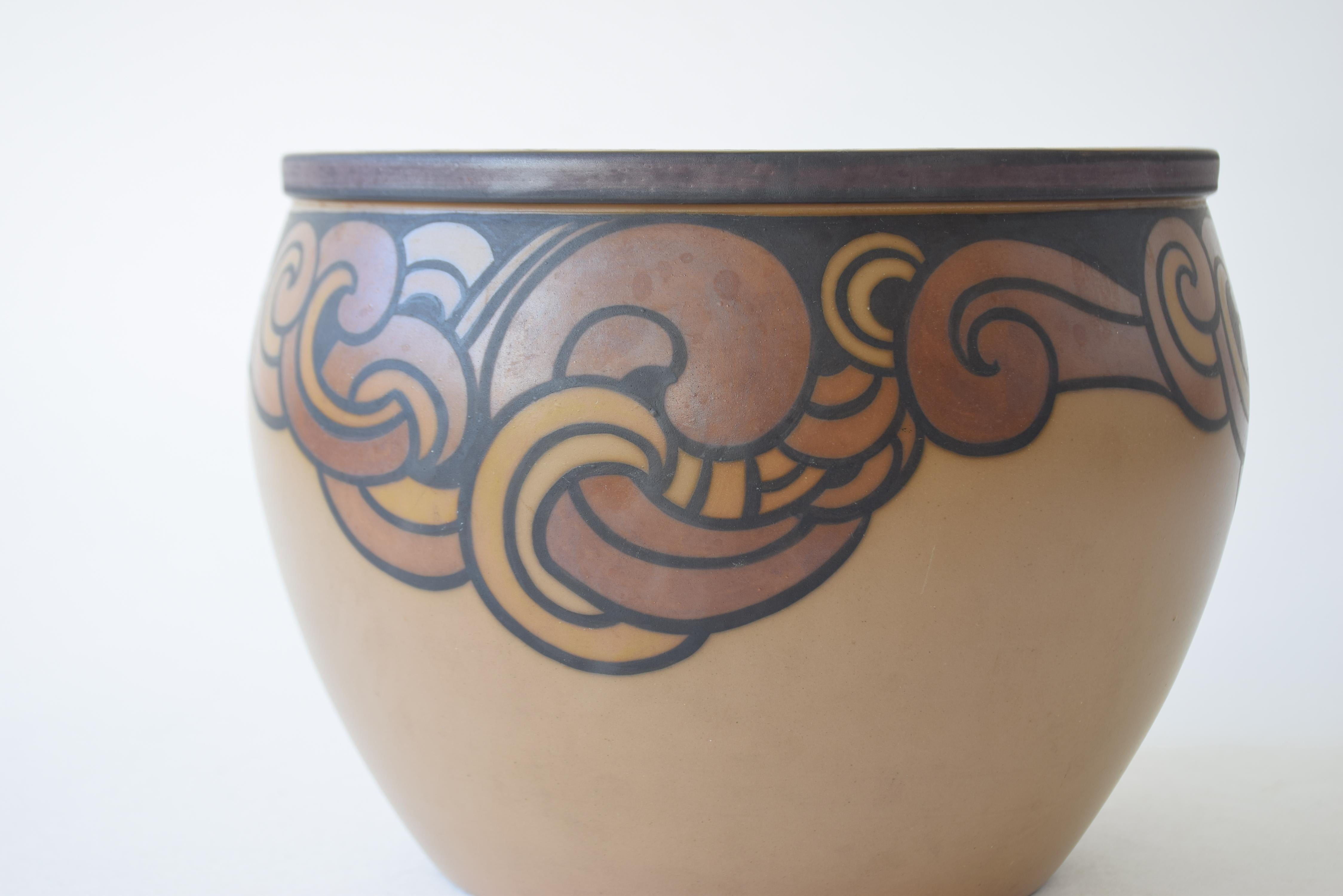 XX secolo Grande fioriera danese in stile Art Nouveau di L. Hjorth, ornamento astratto in ceramica, anni 1910 in vendita