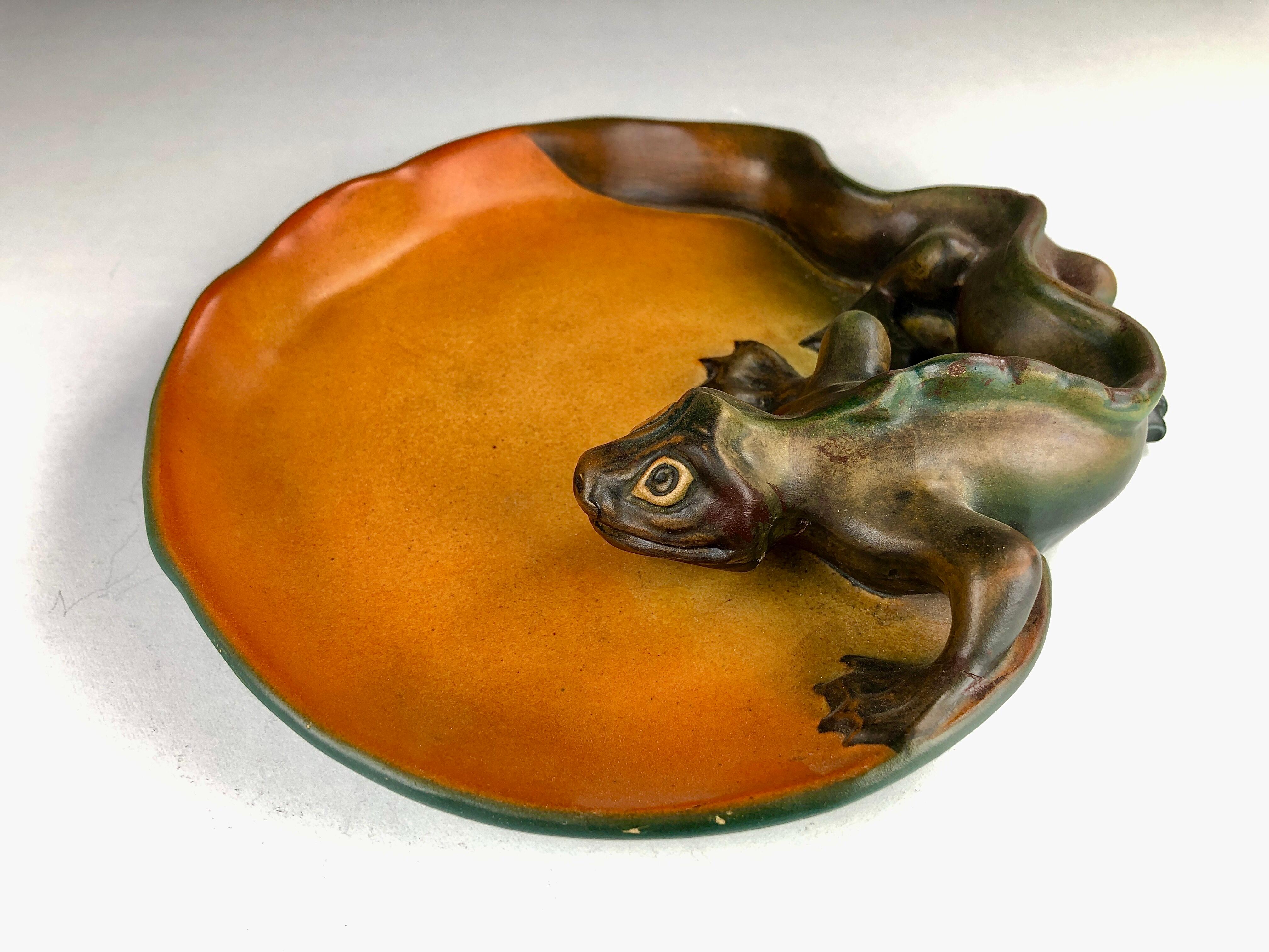 Danish Art Nouveau Lizard ash tray / bowl by Axel Jensen for Ibsens Enke in 1905.

The art nuveau ash tray / bowl feature a well made lively lizard with a tail that surround the middle of the ash tray / bowl is in excellent condition.

Ibsens