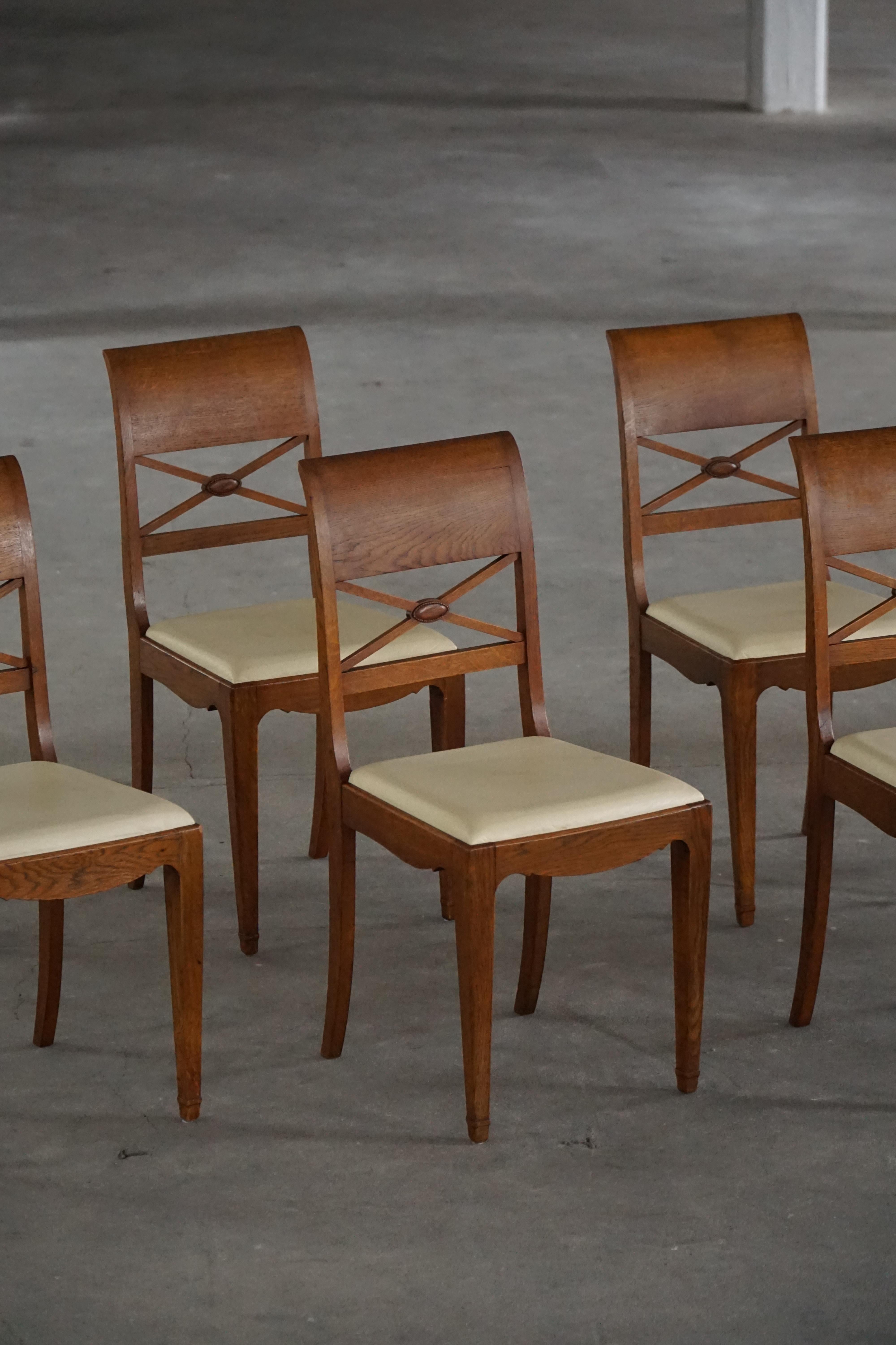 Fatto a mano Set di 8 sedie da pranzo scultoree in Oak e pelle, anni '20, Art Nouveau danese in vendita