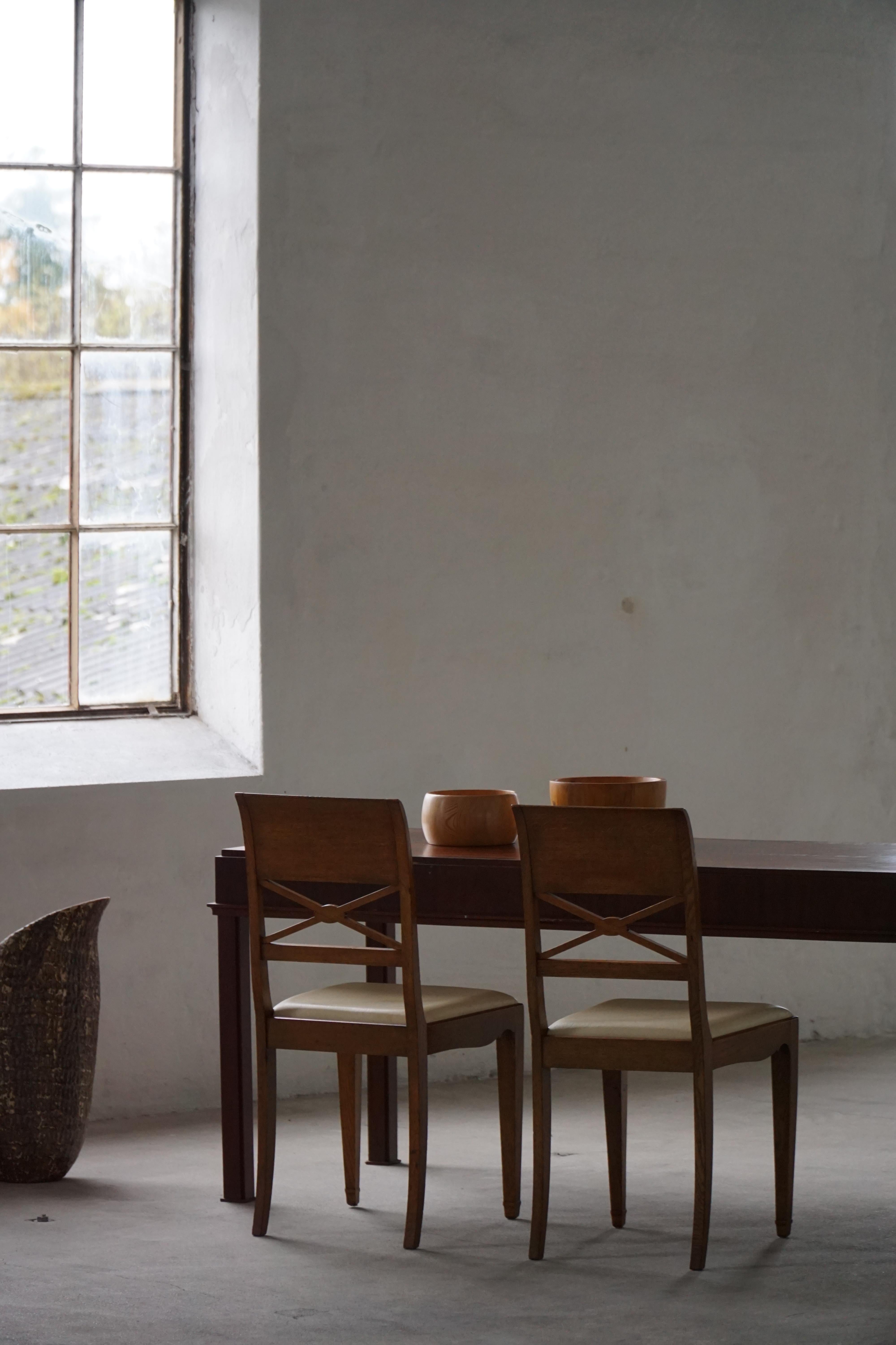 XX secolo Set di 8 sedie da pranzo scultoree in Oak e pelle, anni '20, Art Nouveau danese in vendita