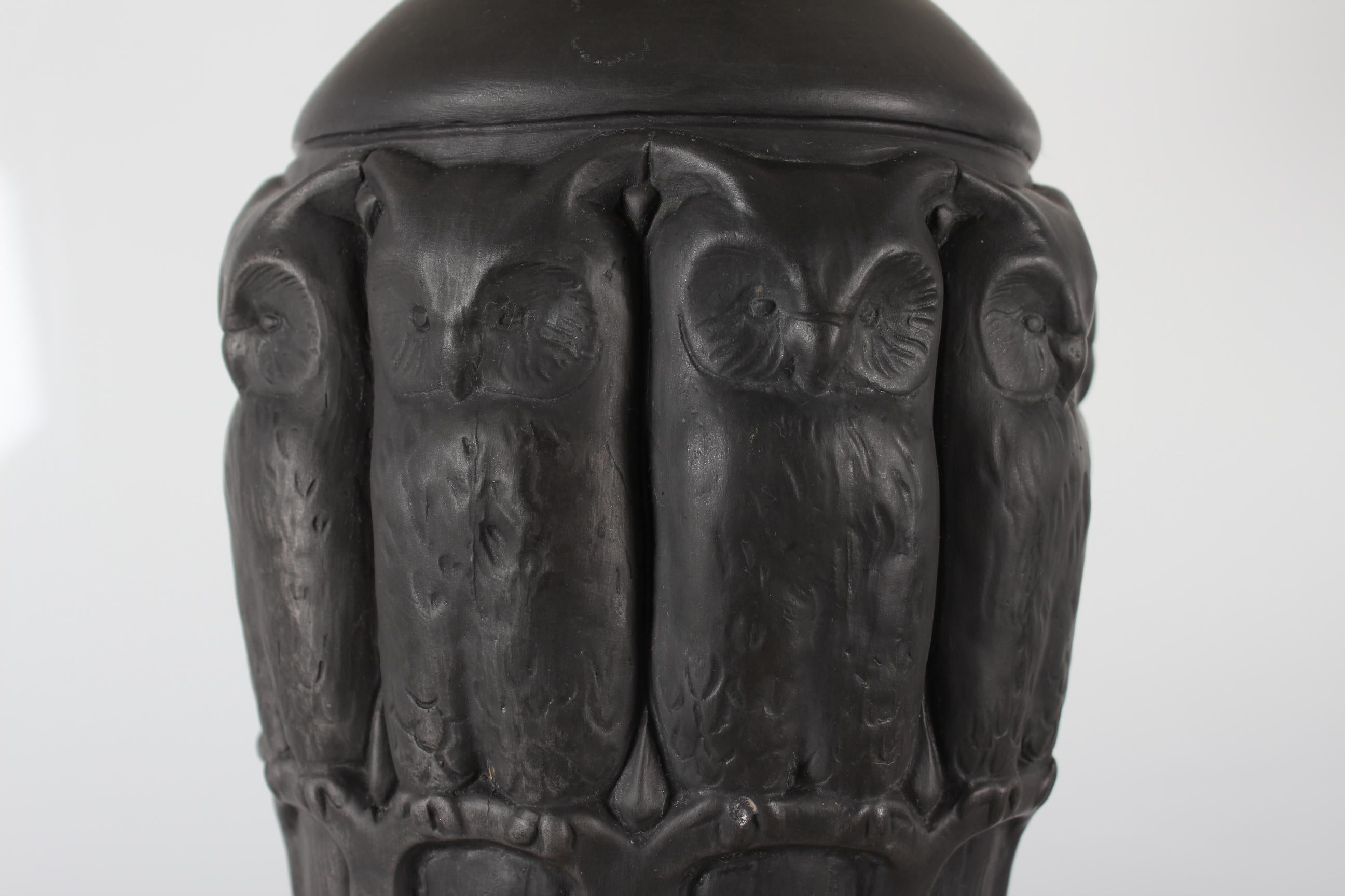 Danois Lampe de table Art Nouveau danoise par L. Hjorth Ceramic, terre cuite noire avec hiboux  en vente