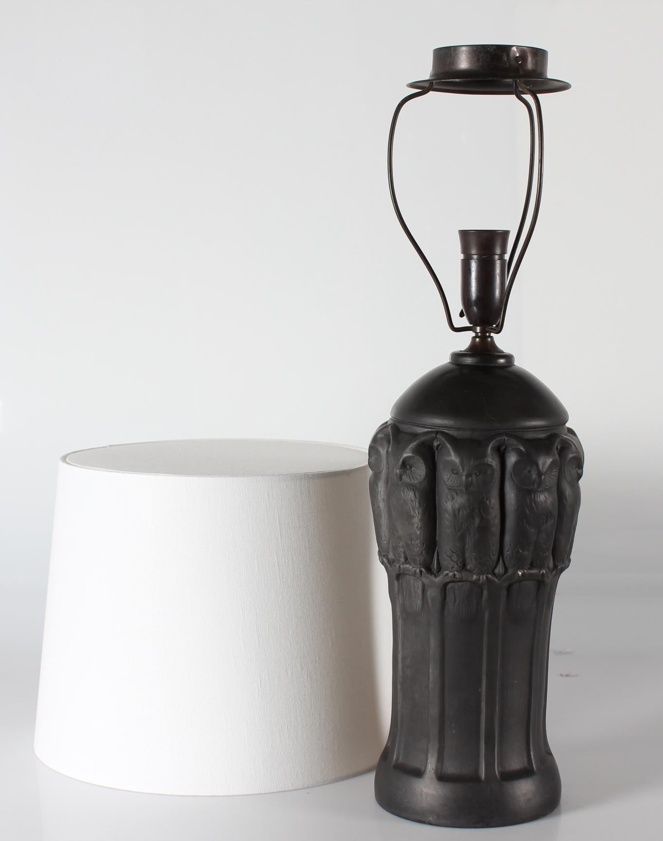 Lampe de table Art Nouveau danoise par L. Hjorth Ceramic, terre cuite noire avec hiboux  en vente 2