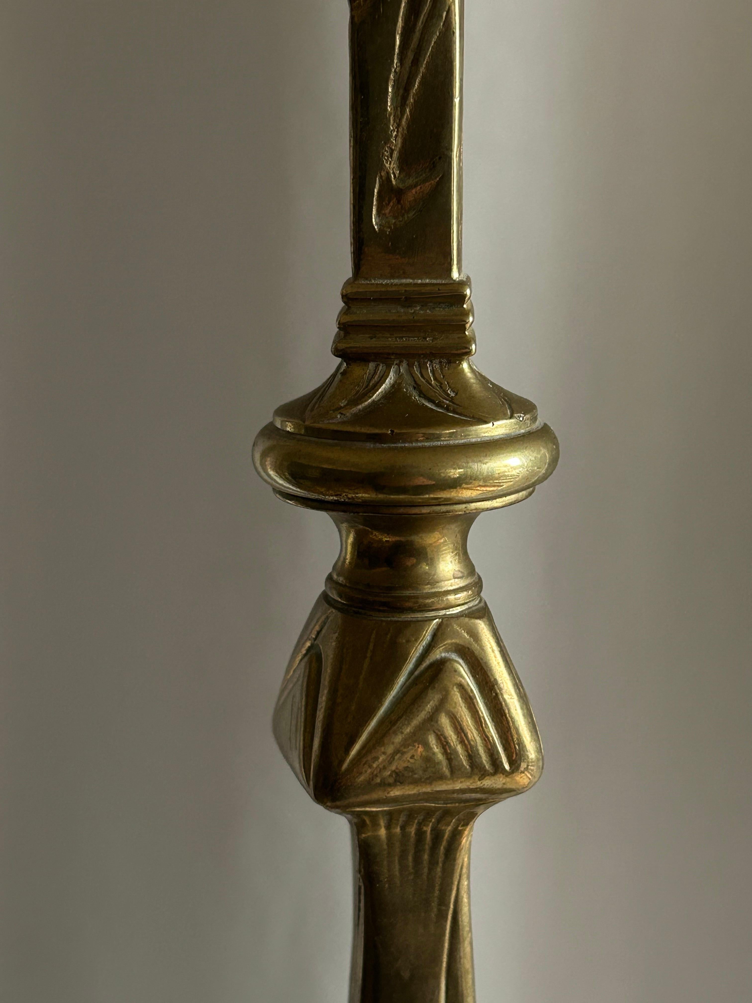 Début du 20ème siècle Lampe de table danoise Art Nouveau en laiton massif, vers 1900 en vente